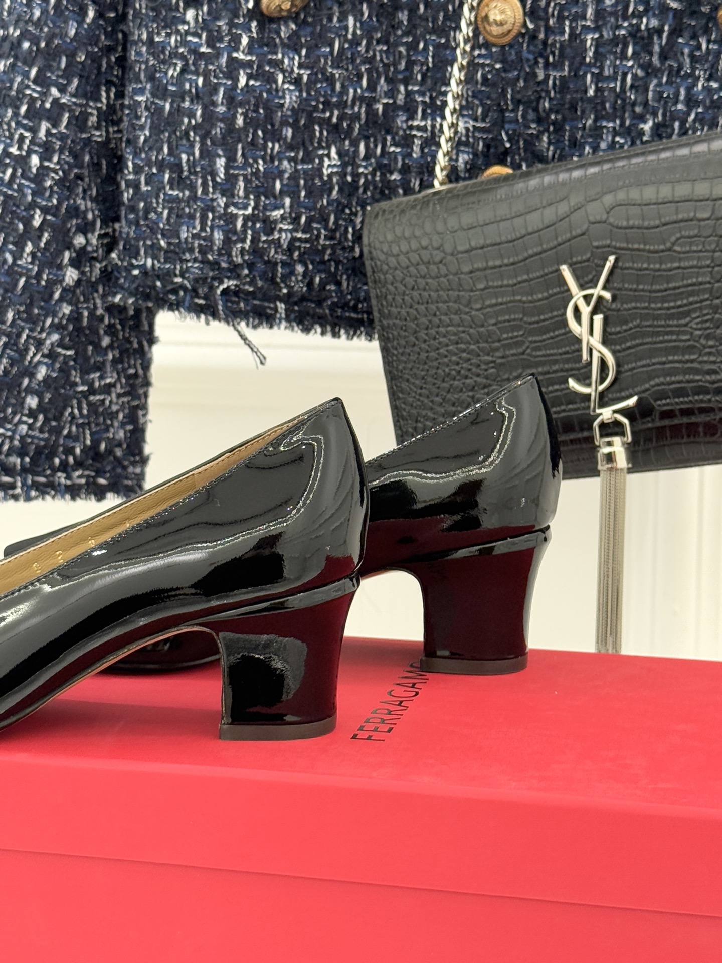 Ferragamo/菲拉格慕经典蝴蝶结漆皮粗跟单鞋意大利匠心淬炼的优雅图腾经典蝴蝶结漆皮高跟鞋演绎永恒魅