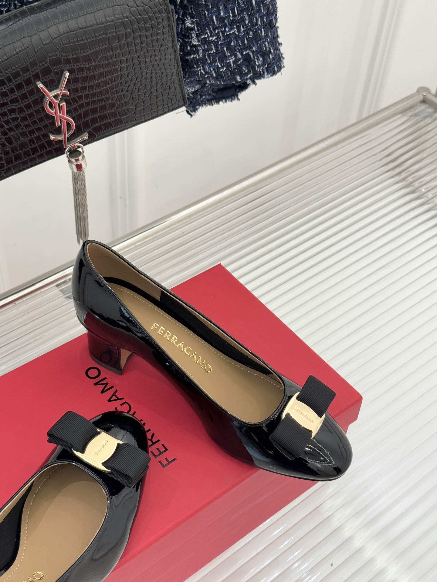 Ferragamo/菲拉格慕经典蝴蝶结漆皮粗跟单鞋意大利匠心淬炼的优雅图腾经典蝴蝶结漆皮高跟鞋演绎永恒魅