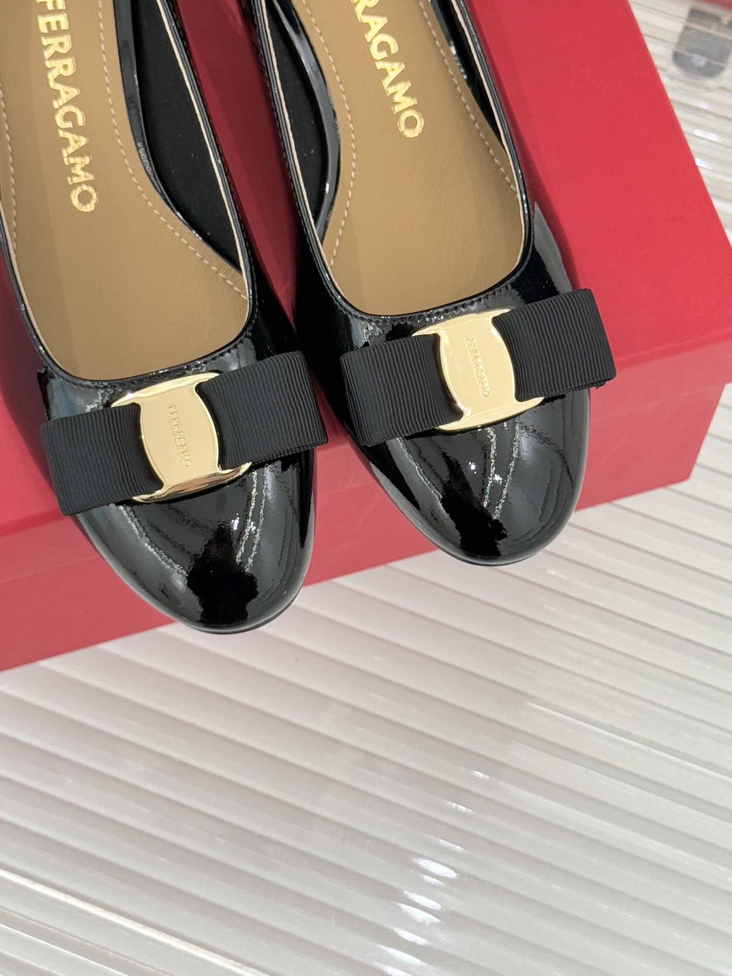 Ferragamo/菲拉格慕经典蝴蝶结漆皮粗跟单鞋意大利匠心淬炼的优雅图腾经典蝴蝶结漆皮高跟鞋演绎永恒魅