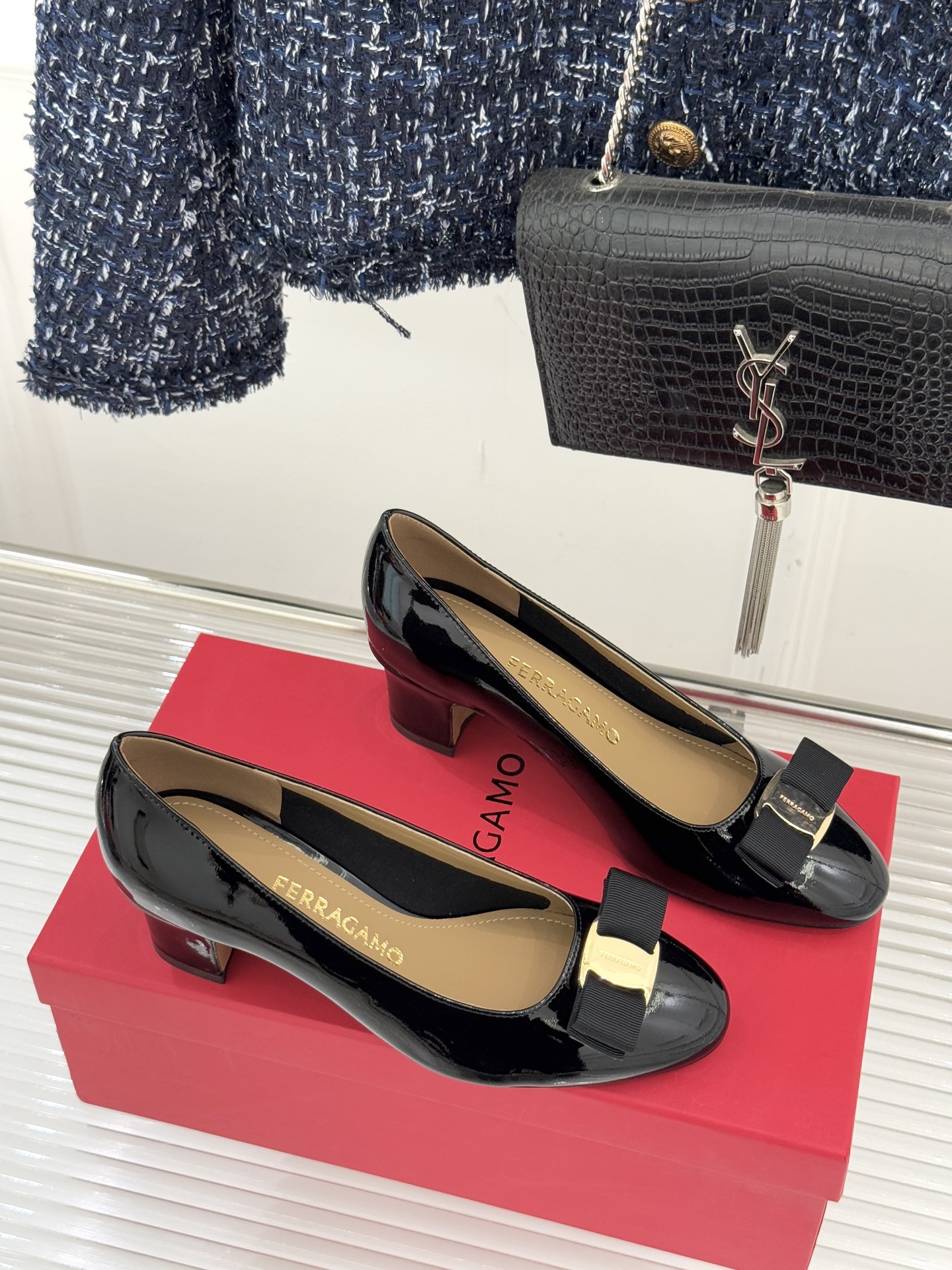 Ferragamo/菲拉格慕经典蝴蝶结漆皮粗跟单鞋意大利匠心淬炼的优雅图腾经典蝴蝶结漆皮高跟鞋演绎永恒魅