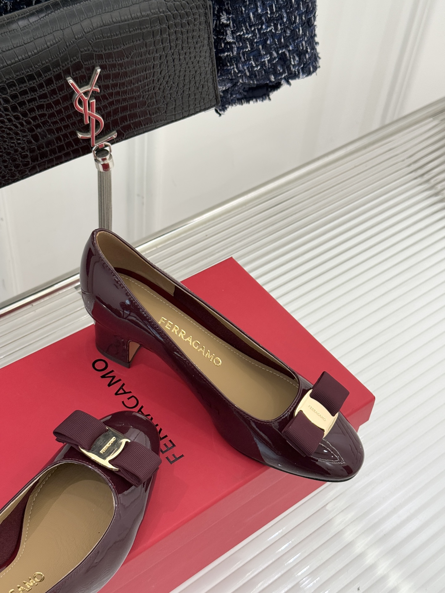 Ferragamo/菲拉格慕经典蝴蝶结漆皮粗跟单鞋意大利匠心淬炼的优雅图腾经典蝴蝶结漆皮高跟鞋演绎永恒魅