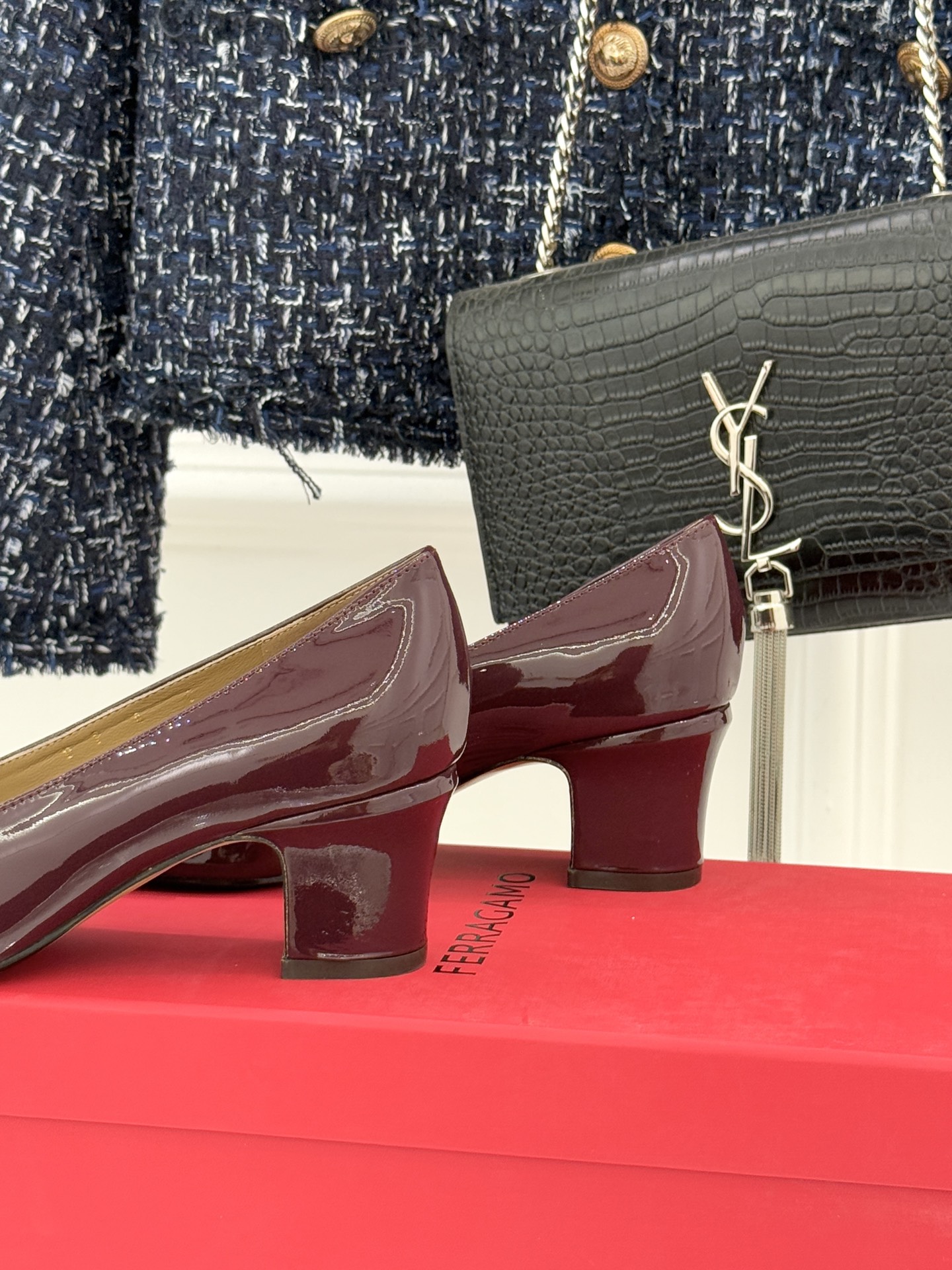 Ferragamo/菲拉格慕经典蝴蝶结漆皮粗跟单鞋意大利匠心淬炼的优雅图腾经典蝴蝶结漆皮高跟鞋演绎永恒魅