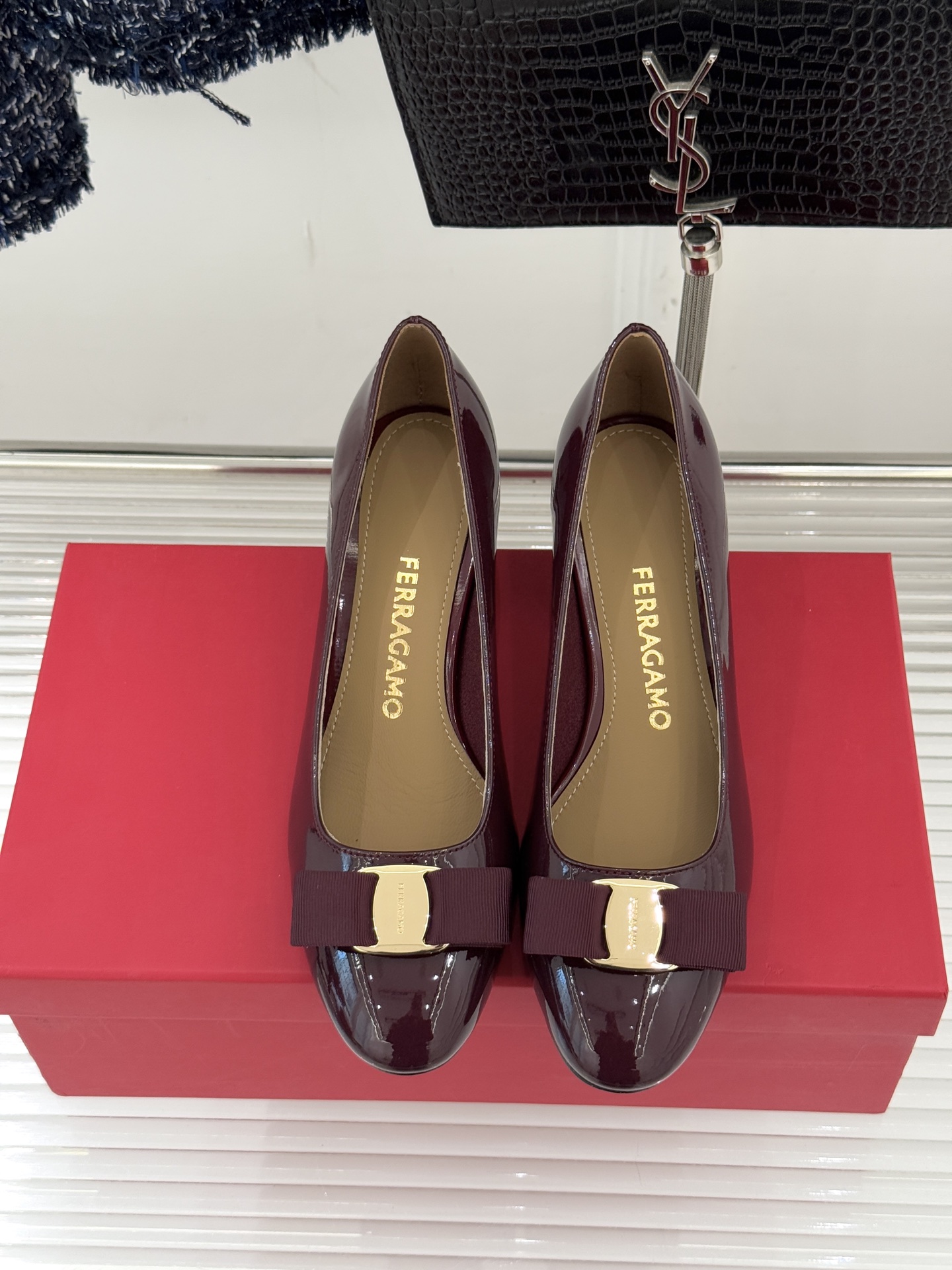 Ferragamo/菲拉格慕经典蝴蝶结漆皮粗跟单鞋意大利匠心淬炼的优雅图腾经典蝴蝶结漆皮高跟鞋演绎永恒魅