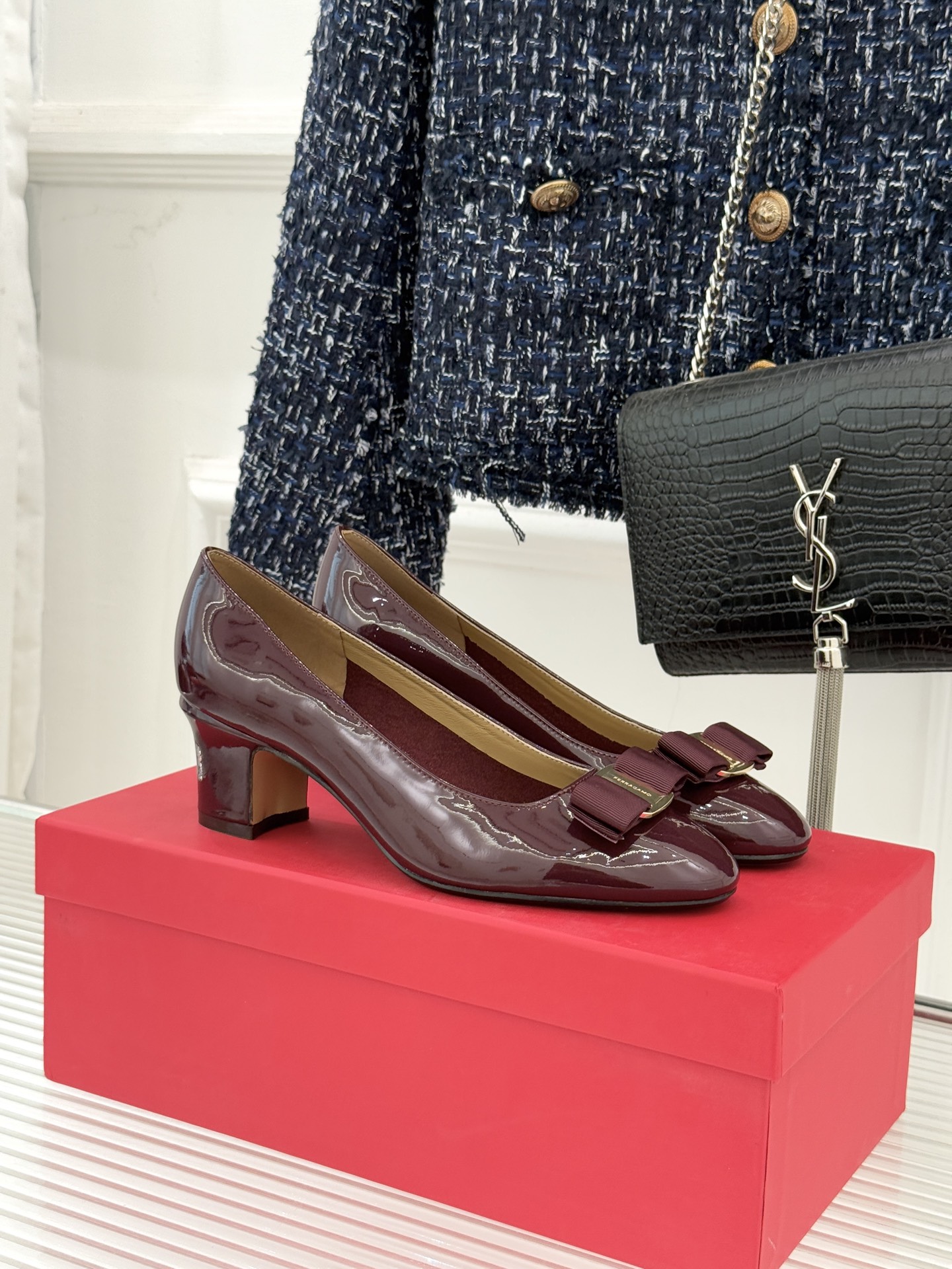 NO:721530,Ferragamo classic bow, patent leather thick heel shoes, an elegant totem tempered by Italian craftsmanship, classic bow patent leather high heels to demonstrate eternal charm, high-gloss patent leather selected and triple hand-polished, 7 hand-folded and shaped grosgrain bows on the toe, and a metal nameplate engraved with the brand logo. It is both a classic symbol born in 1978 and a symbol of femininity. The golden proportion of the heel is ergonomically designed.  The rounded toe box modifies the foot shape and the U-shaped shoe mouth extends the leg line. The classic color matching is suitable for workplace commuting and dinner socializing. From meetings and negotiations to candlelight dates, every step has both an upright posture and a comfortable experience, so that elegance does not need to be compromised. It has become a shoe cabinet collection that transcends time. The fabric is made of original customized patent leather, and the lining of the tiptoe is all mixed sheepskin. The Italian imported genuine leather outsole size35-39 (customized at 40/41/42)  No. 81020260123, high heels, ferragamo, ferragamo, high heels, sheepskin, gold, Leather soles19860909Ferragamo/菲拉格慕经典蝴蝶结 漆皮粗跟单鞋 意大利匠心淬炼的优雅图腾 经典蝴蝶结漆皮高跟鞋演绎永恒魅力 甄选高光漆皮经三重手工抛光 鞋头7道手工折叠定型的罗缎蝴蝶结 缀以镌刻品牌标识的金属铭牌 既是1978年诞生的经典符号 亦是柔美元气的象征. 黄金比例鞋跟契合人体工学 圆润鞋头修饰脚型 U型鞋口延伸腿部线条 经典配色适配职场通勤与晚宴社交. 从会议谈判到烛光约会 每一步都兼具挺拔姿态与舒适体验 让优雅无需妥协 成为跨越时光的鞋柜珍藏. 面料采用原版定制漆皮 内里踮脚均为混种羊皮 意大利进口真皮大底 size35-39（40/41/42定制） 编号81020260123,高跟鞋单鞋,ferragamo,ferragamo,high heels,sheepskin,gold,Leather soles,Women's Shoes