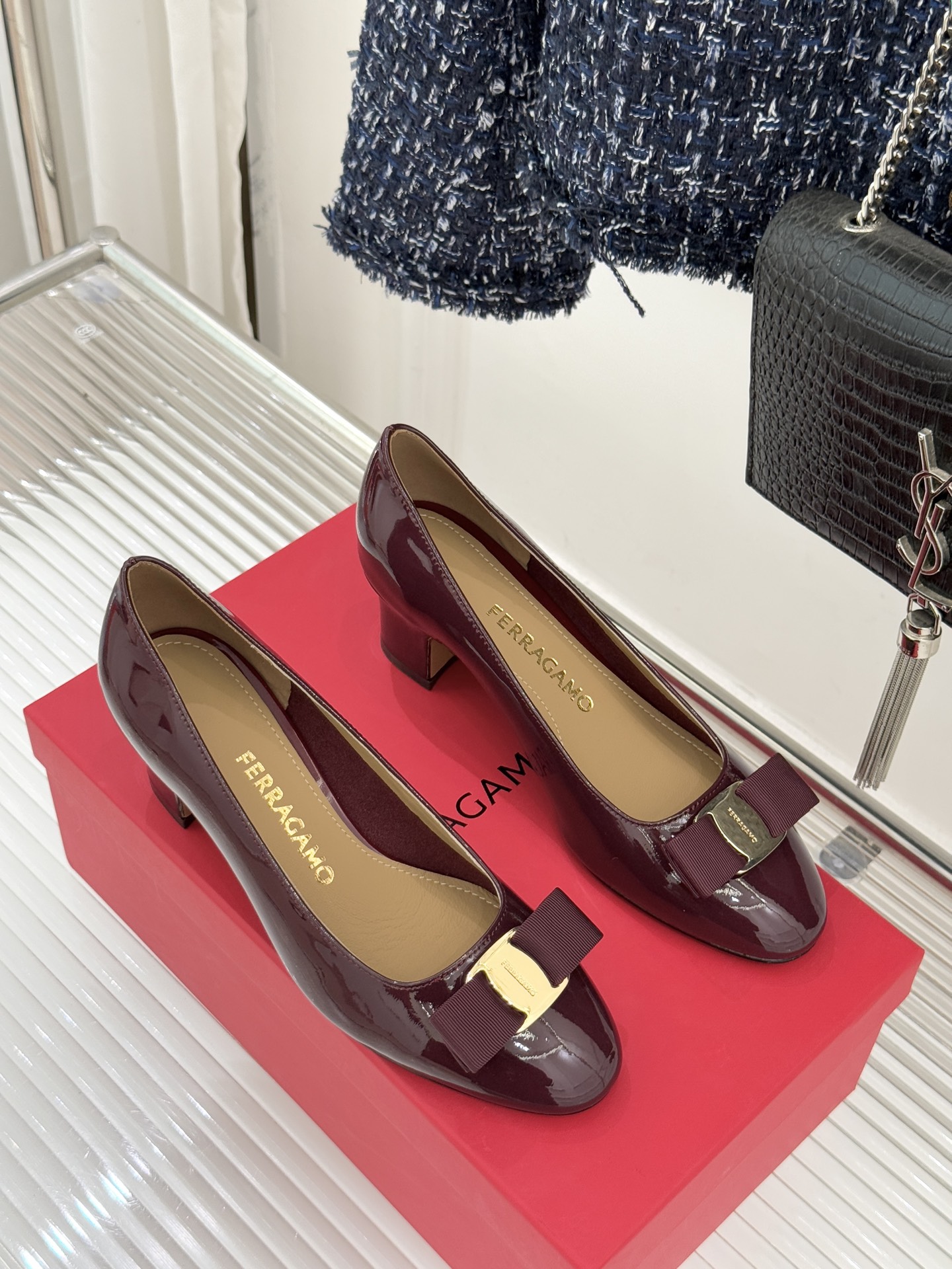 Ferragamo/菲拉格慕经典蝴蝶结漆皮粗跟单鞋意大利匠心淬炼的优雅图腾经典蝴蝶结漆皮高跟鞋演绎永恒魅