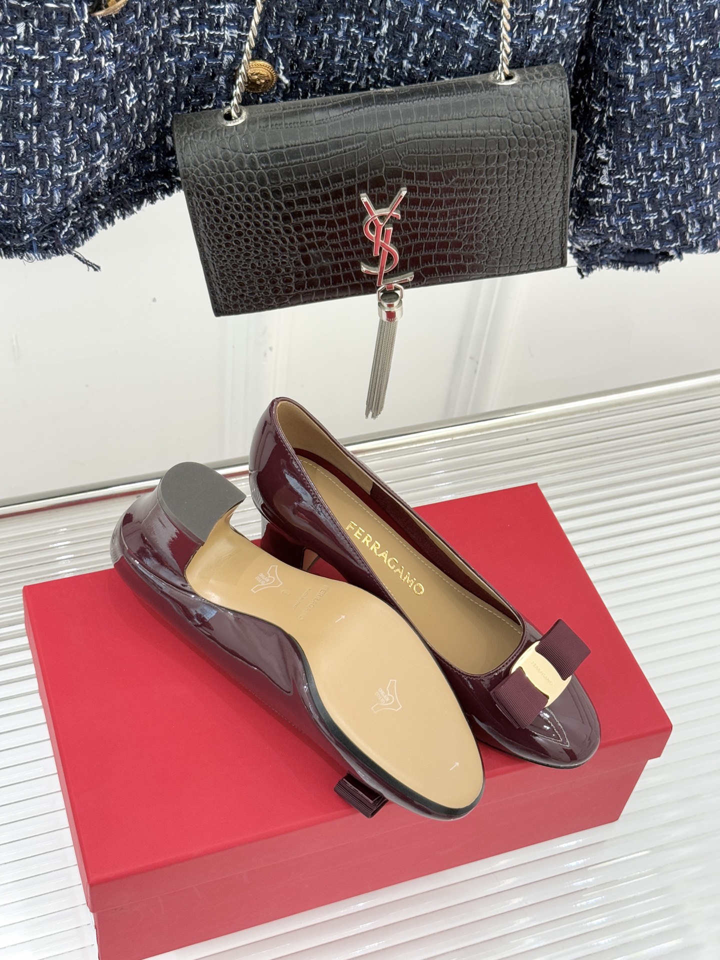 Ferragamo/菲拉格慕经典蝴蝶结漆皮粗跟单鞋意大利匠心淬炼的优雅图腾经典蝴蝶结漆皮高跟鞋演绎永恒魅