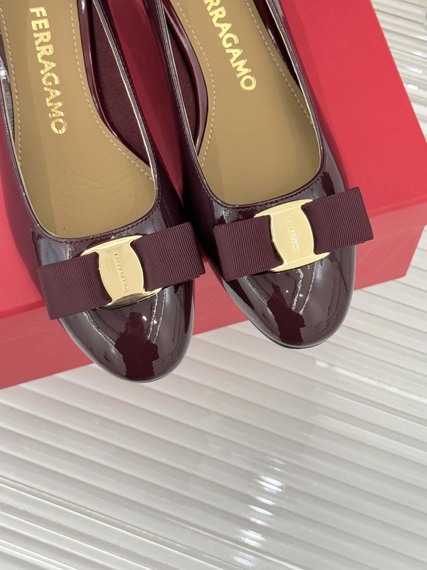 Ferragamo/菲拉格慕经典蝴蝶结漆皮粗跟单鞋意大利匠心淬炼的优雅图腾经典蝴蝶结漆皮高跟鞋演绎永恒魅