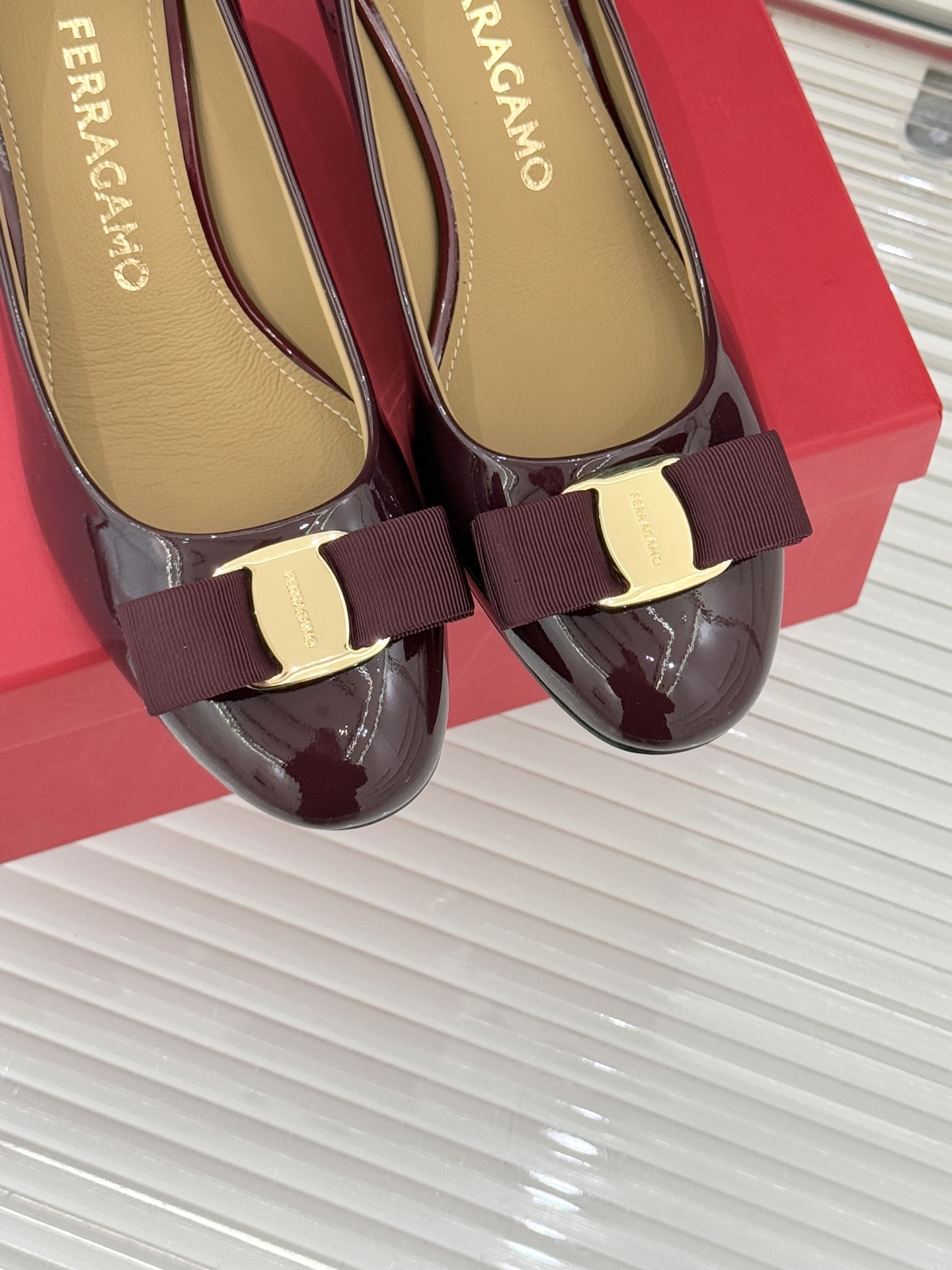 Ferragamo/菲拉格慕经典蝴蝶结漆皮高跟鞋意大利匠心淬炼的优雅图腾经典蝴蝶结漆皮高跟鞋演绎永恒魅力