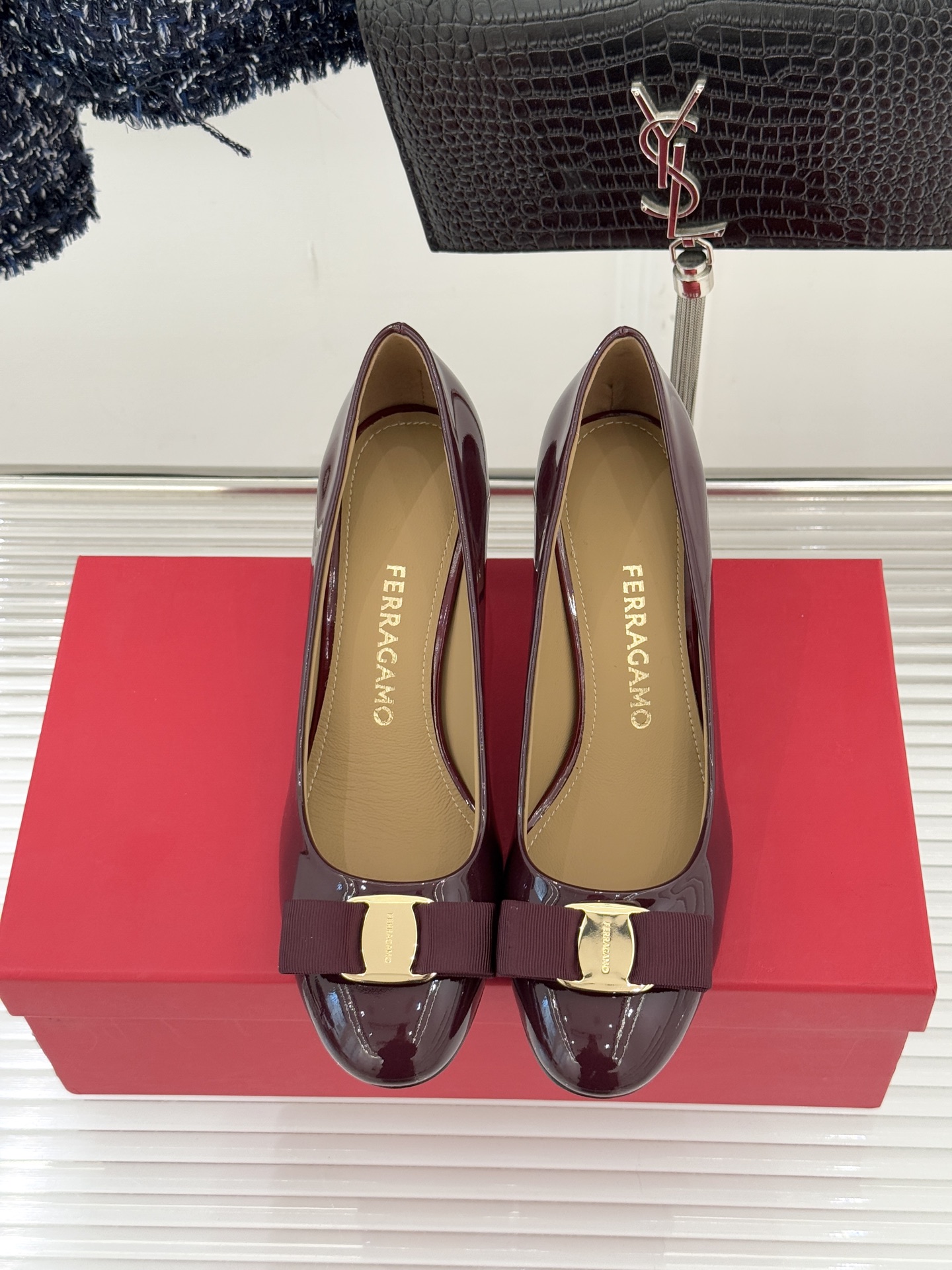 Ferragamo/菲拉格慕经典蝴蝶结漆皮高跟鞋意大利匠心淬炼的优雅图腾经典蝴蝶结漆皮高跟鞋演绎永恒魅力