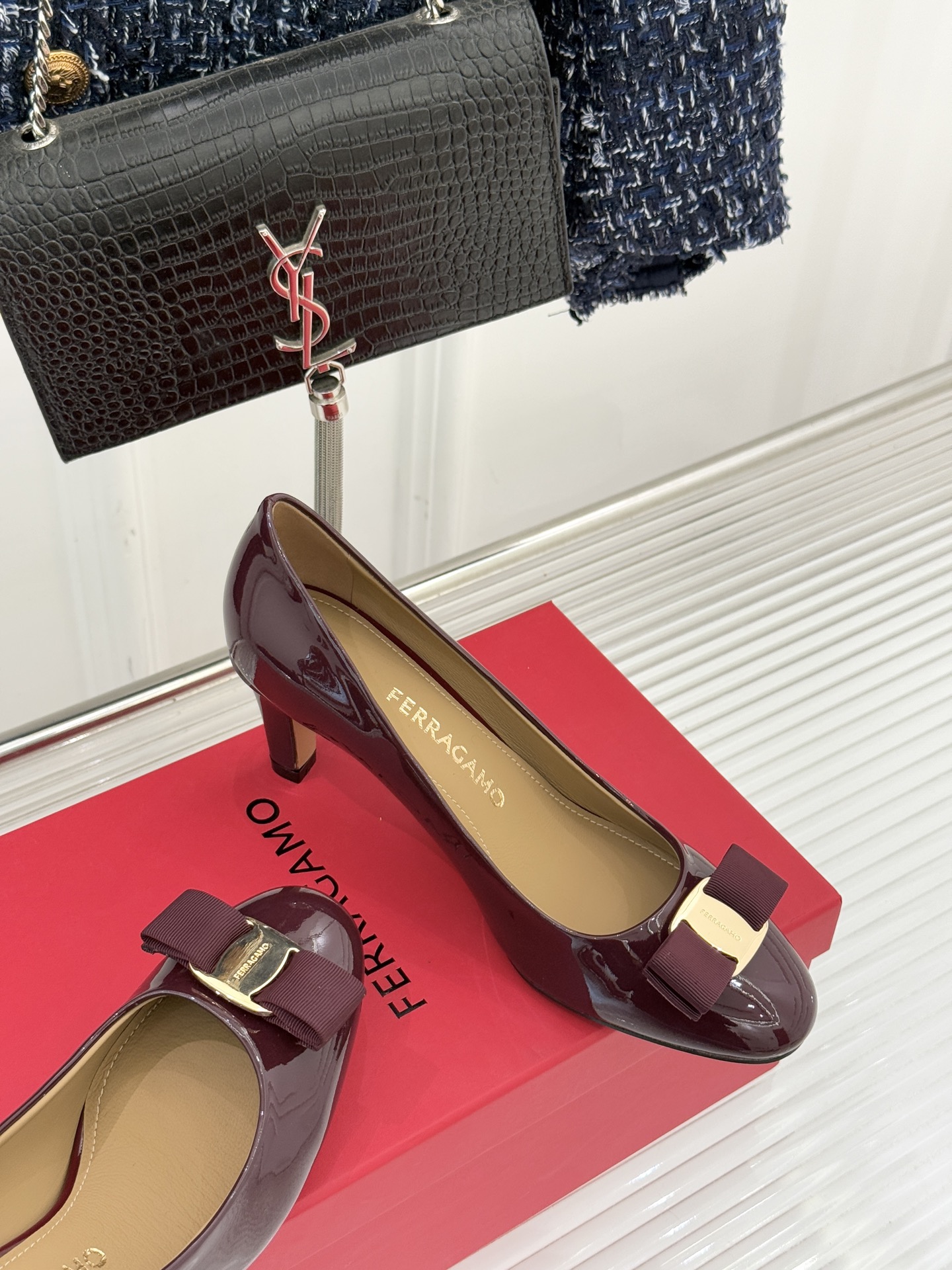 Ferragamo/菲拉格慕经典蝴蝶结漆皮高跟鞋意大利匠心淬炼的优雅图腾经典蝴蝶结漆皮高跟鞋演绎永恒魅力