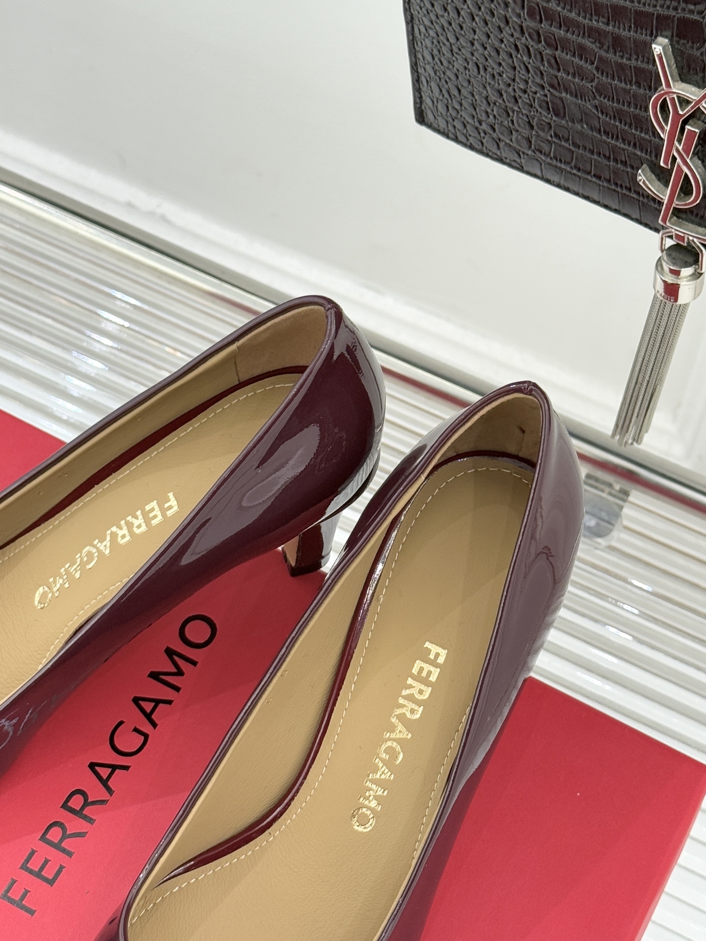 Ferragamo/菲拉格慕经典蝴蝶结漆皮高跟鞋意大利匠心淬炼的优雅图腾经典蝴蝶结漆皮高跟鞋演绎永恒魅力