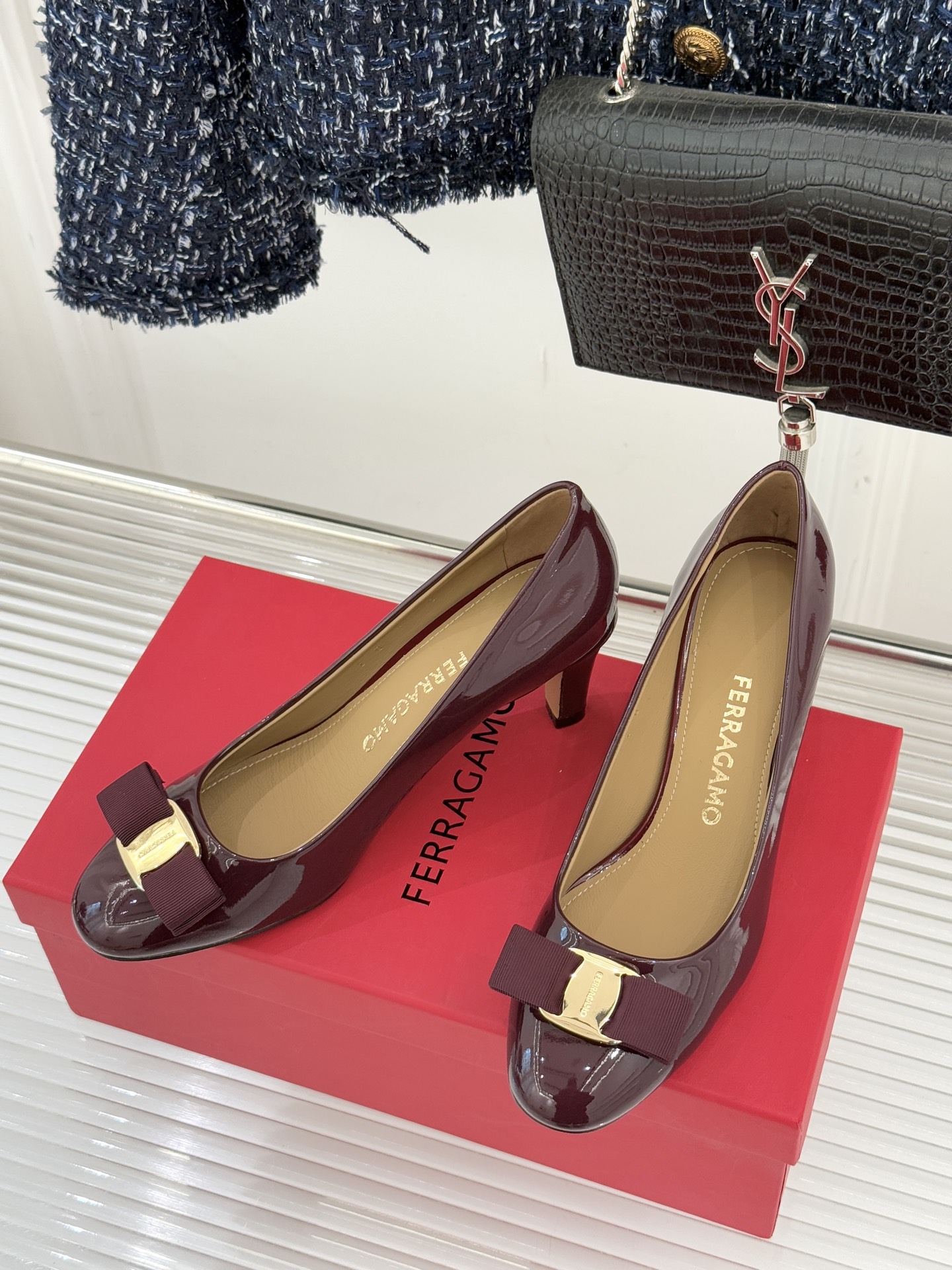 Ferragamo/菲拉格慕经典蝴蝶结漆皮高跟鞋意大利匠心淬炼的优雅图腾经典蝴蝶结漆皮高跟鞋演绎永恒魅力