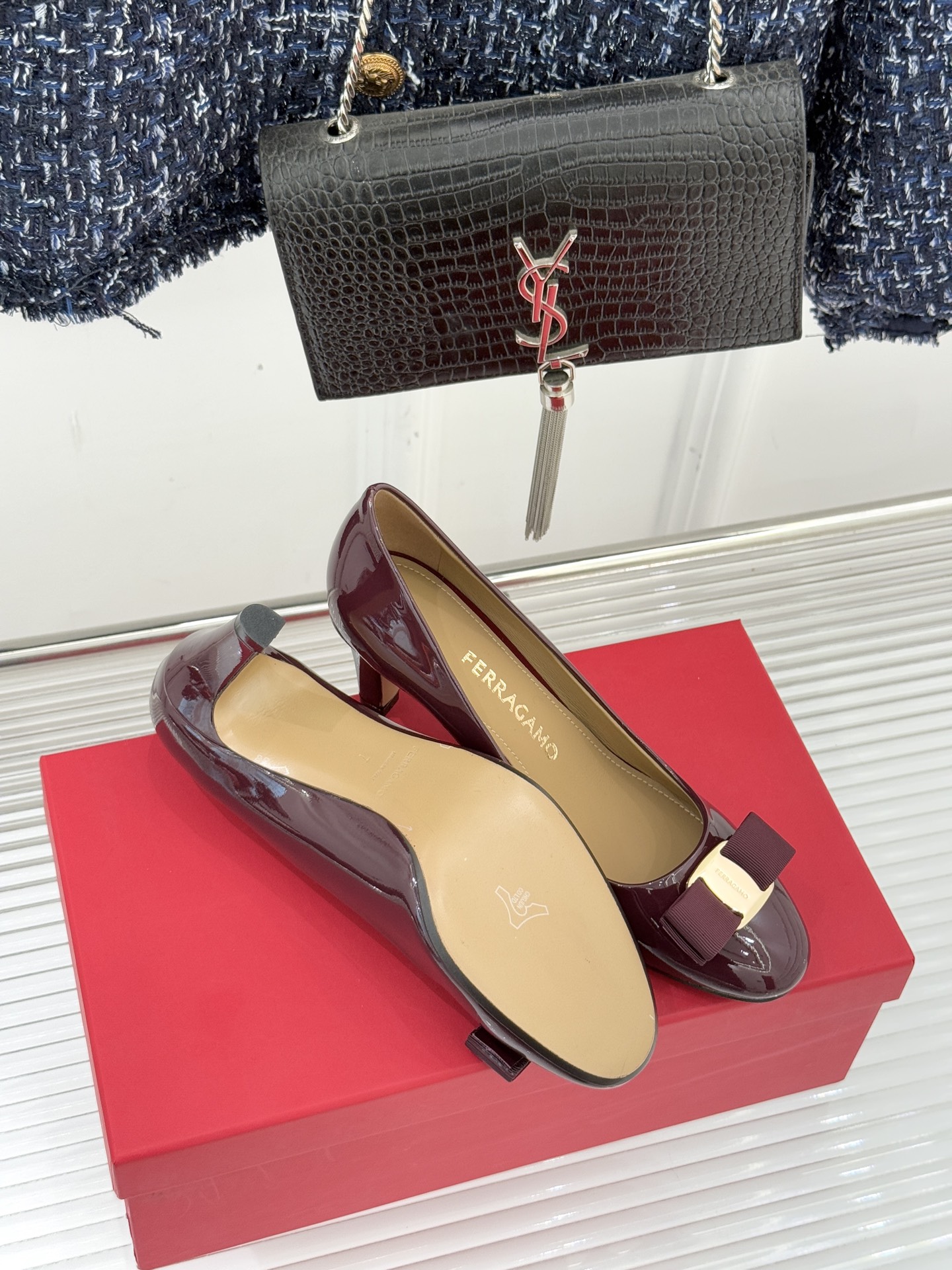 Ferragamo/菲拉格慕经典蝴蝶结漆皮高跟鞋意大利匠心淬炼的优雅图腾经典蝴蝶结漆皮高跟鞋演绎永恒魅力