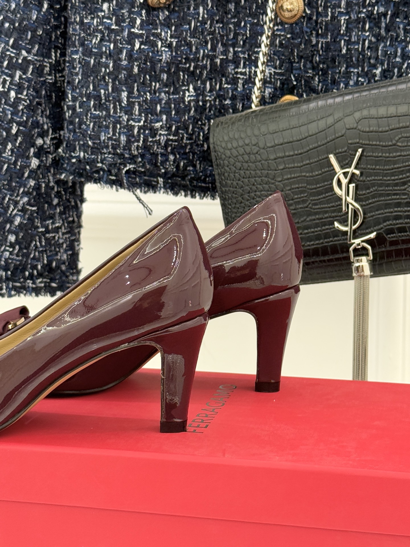 Ferragamo/菲拉格慕经典蝴蝶结漆皮高跟鞋意大利匠心淬炼的优雅图腾经典蝴蝶结漆皮高跟鞋演绎永恒魅力