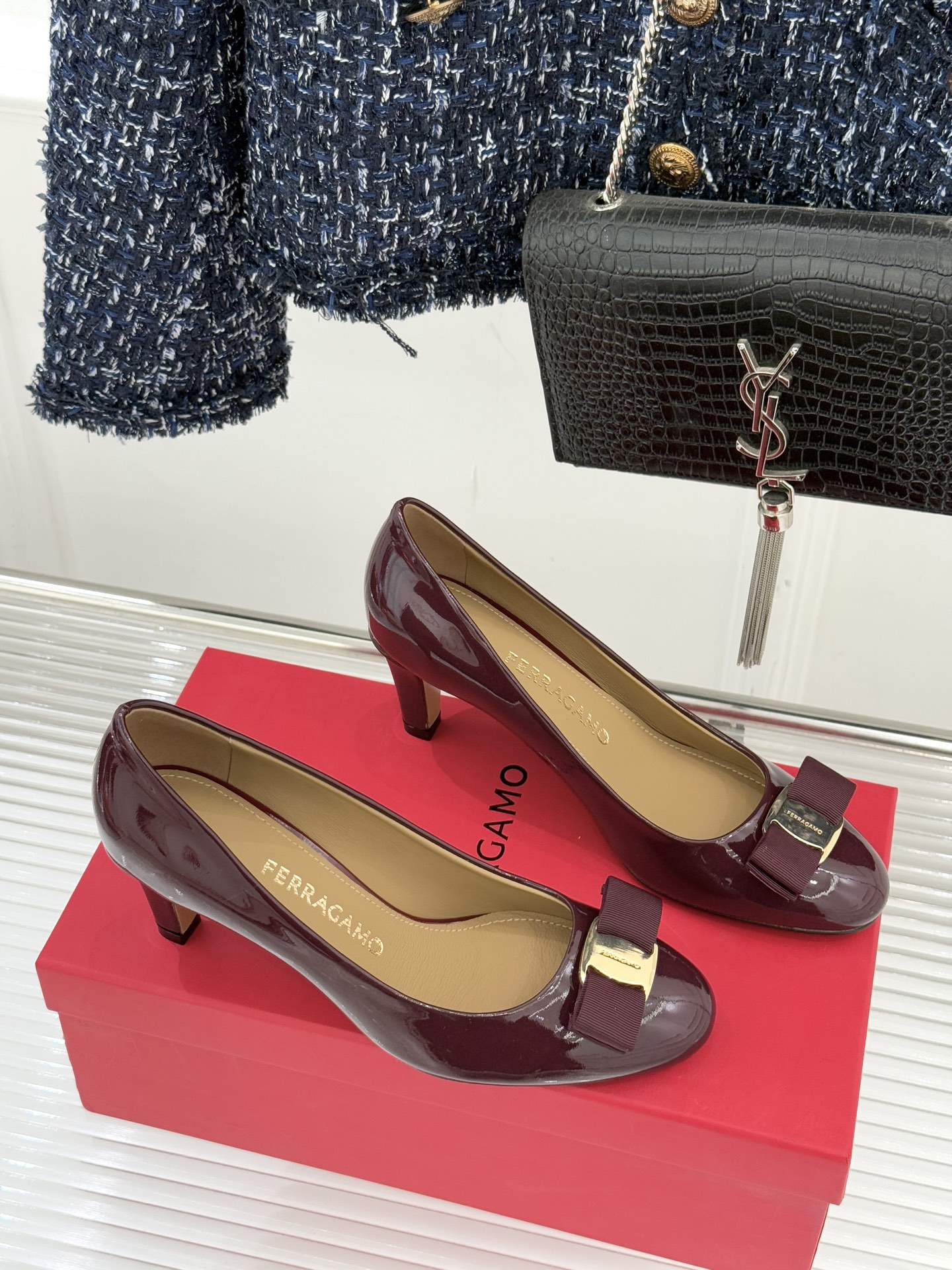 Ferragamo/菲拉格慕经典蝴蝶结漆皮高跟鞋意大利匠心淬炼的优雅图腾经典蝴蝶结漆皮高跟鞋演绎永恒魅力