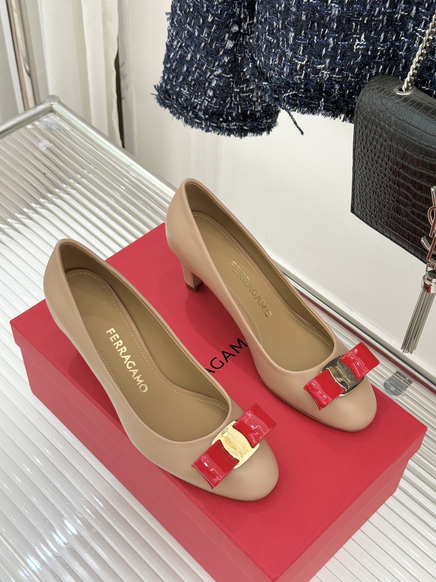 Ferragamo/菲拉格慕经典蝴蝶结漆皮高跟鞋意大利匠心淬炼的优雅图腾经典蝴蝶结漆皮高跟鞋演绎永恒魅力