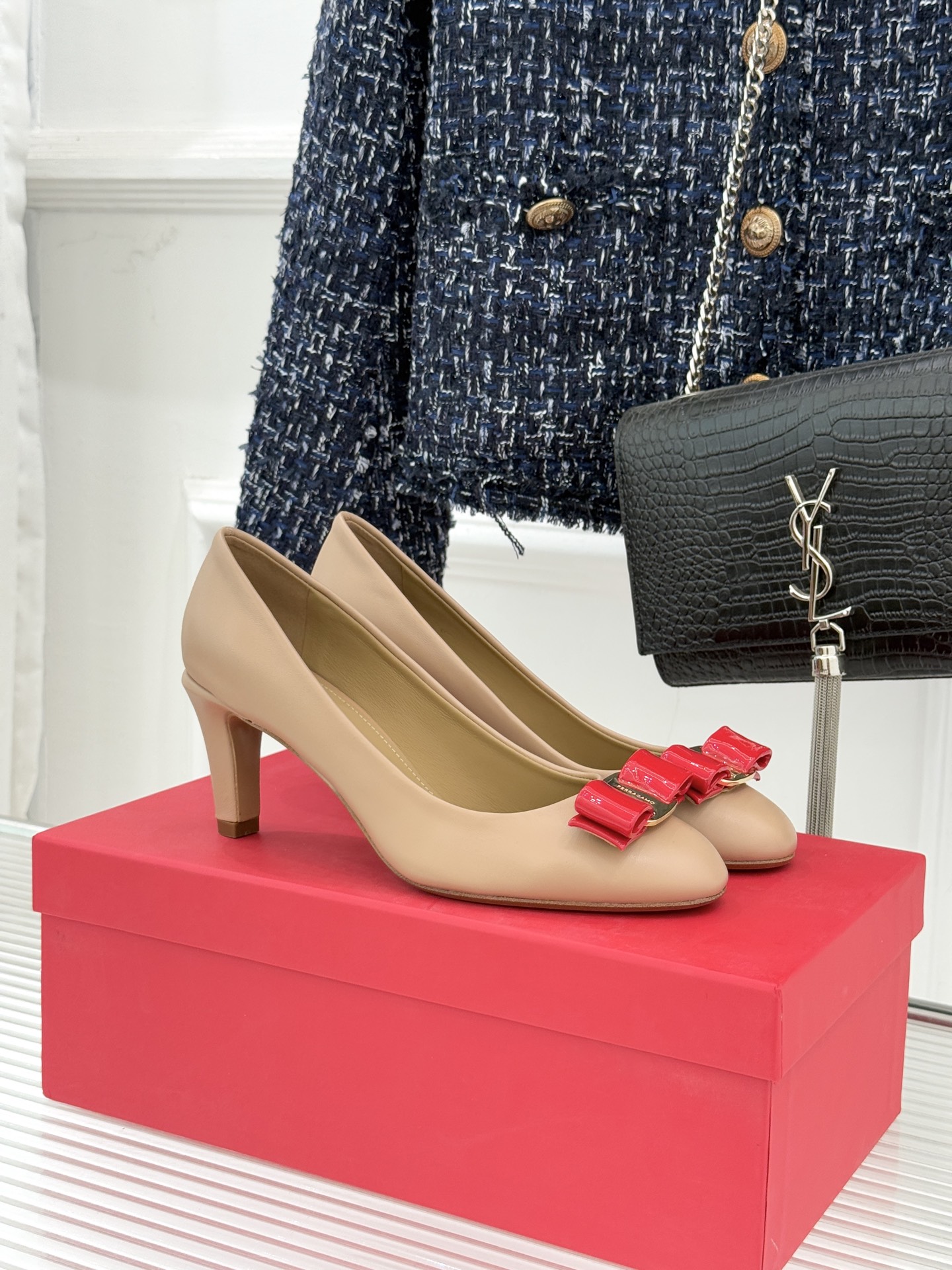 Ferragamo/菲拉格慕经典蝴蝶结漆皮高跟鞋意大利匠心淬炼的优雅图腾经典蝴蝶结漆皮高跟鞋演绎永恒魅力