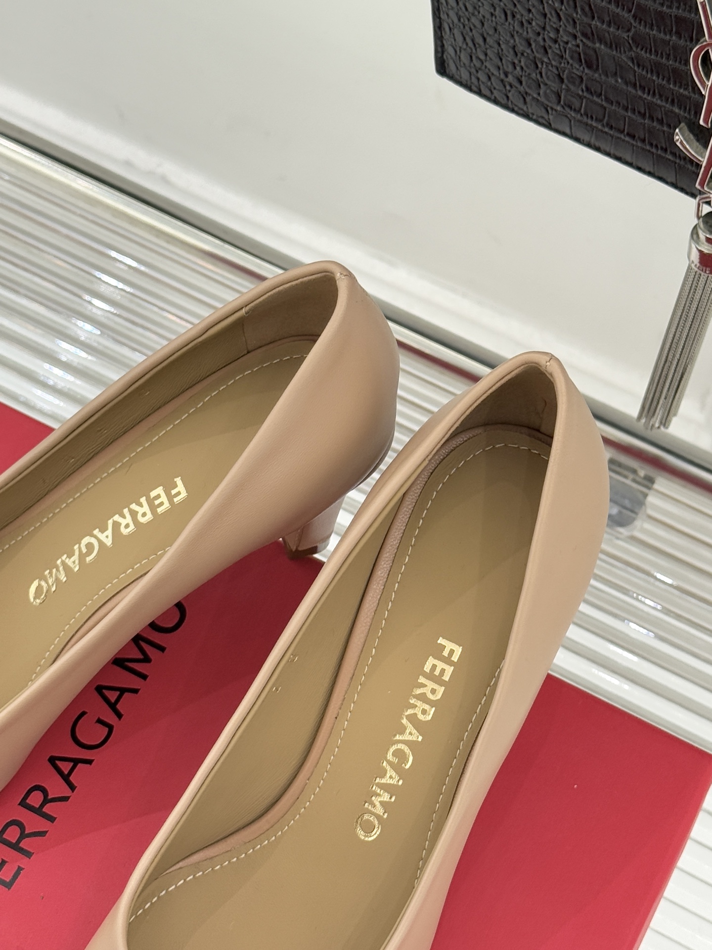 Ferragamo/菲拉格慕经典蝴蝶结漆皮高跟鞋意大利匠心淬炼的优雅图腾经典蝴蝶结漆皮高跟鞋演绎永恒魅力