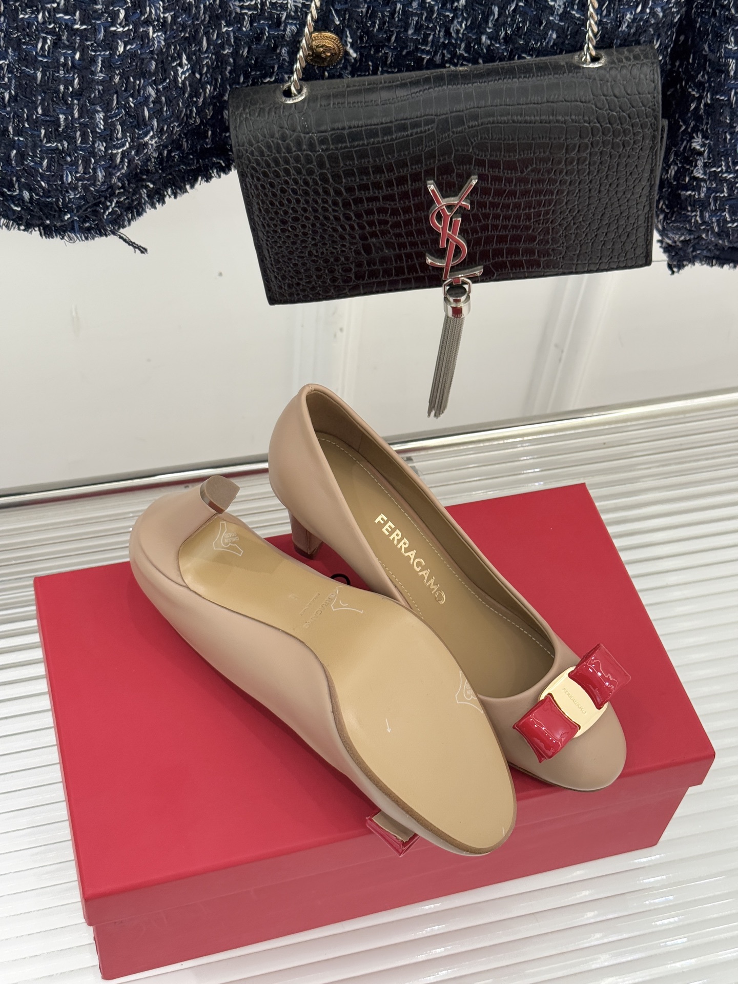 Ferragamo/菲拉格慕经典蝴蝶结漆皮高跟鞋意大利匠心淬炼的优雅图腾经典蝴蝶结漆皮高跟鞋演绎永恒魅力