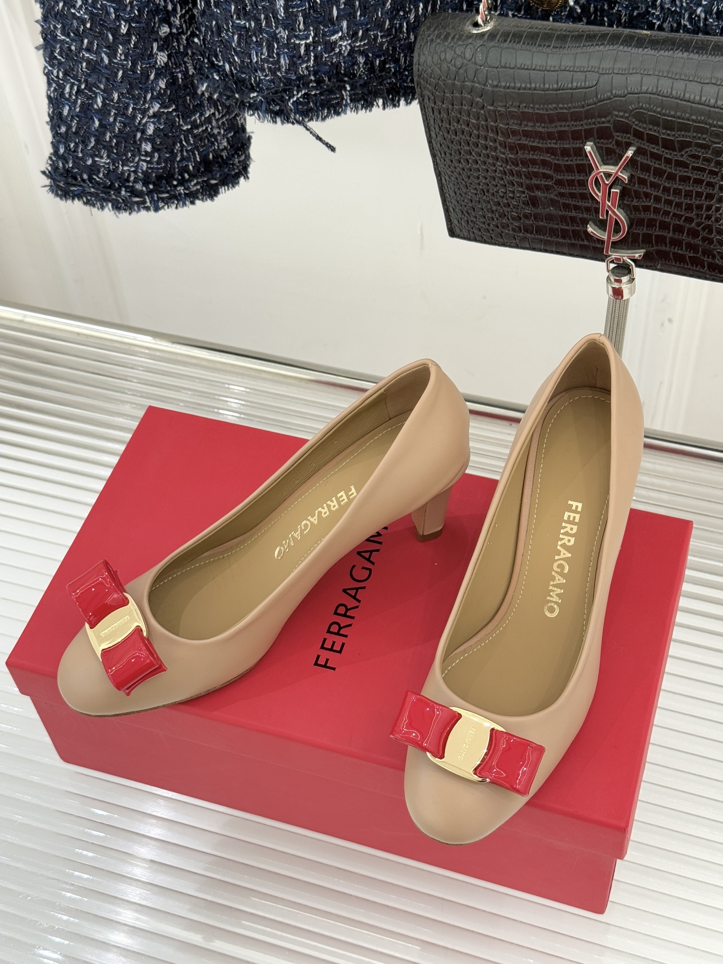 Ferragamo/菲拉格慕经典蝴蝶结漆皮高跟鞋意大利匠心淬炼的优雅图腾经典蝴蝶结漆皮高跟鞋演绎永恒魅力