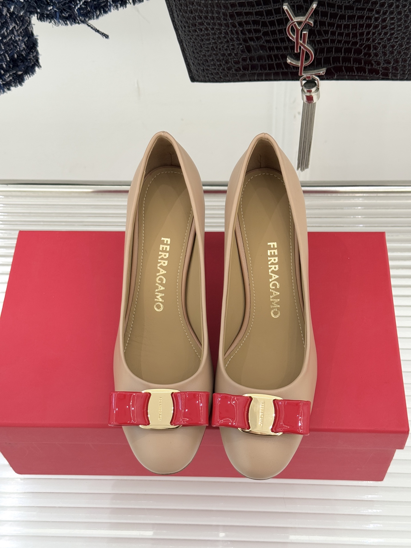 Ferragamo/菲拉格慕经典蝴蝶结漆皮高跟鞋意大利匠心淬炼的优雅图腾经典蝴蝶结漆皮高跟鞋演绎永恒魅力