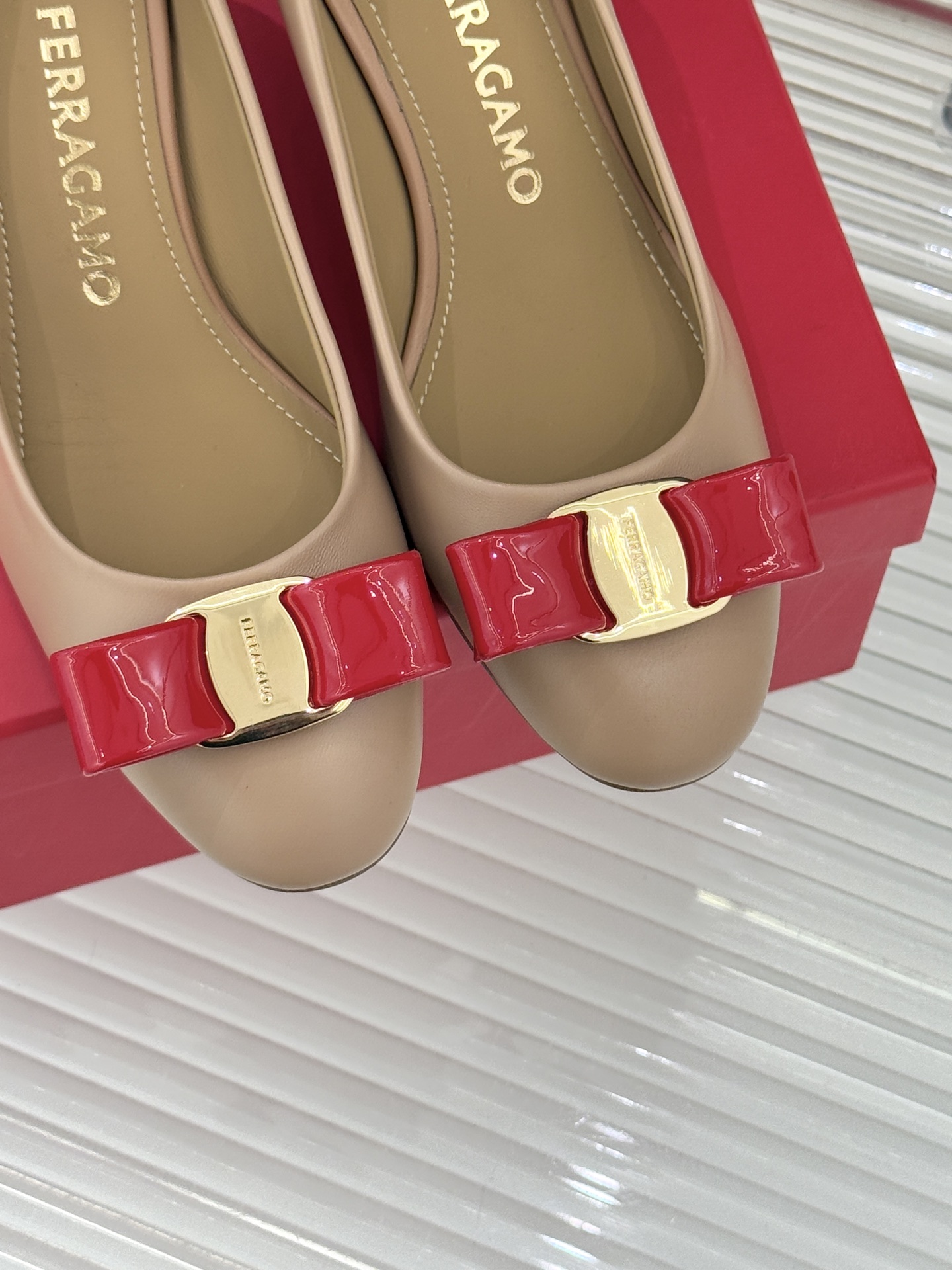 Ferragamo/菲拉格慕经典蝴蝶结漆皮高跟鞋意大利匠心淬炼的优雅图腾经典蝴蝶结漆皮高跟鞋演绎永恒魅力