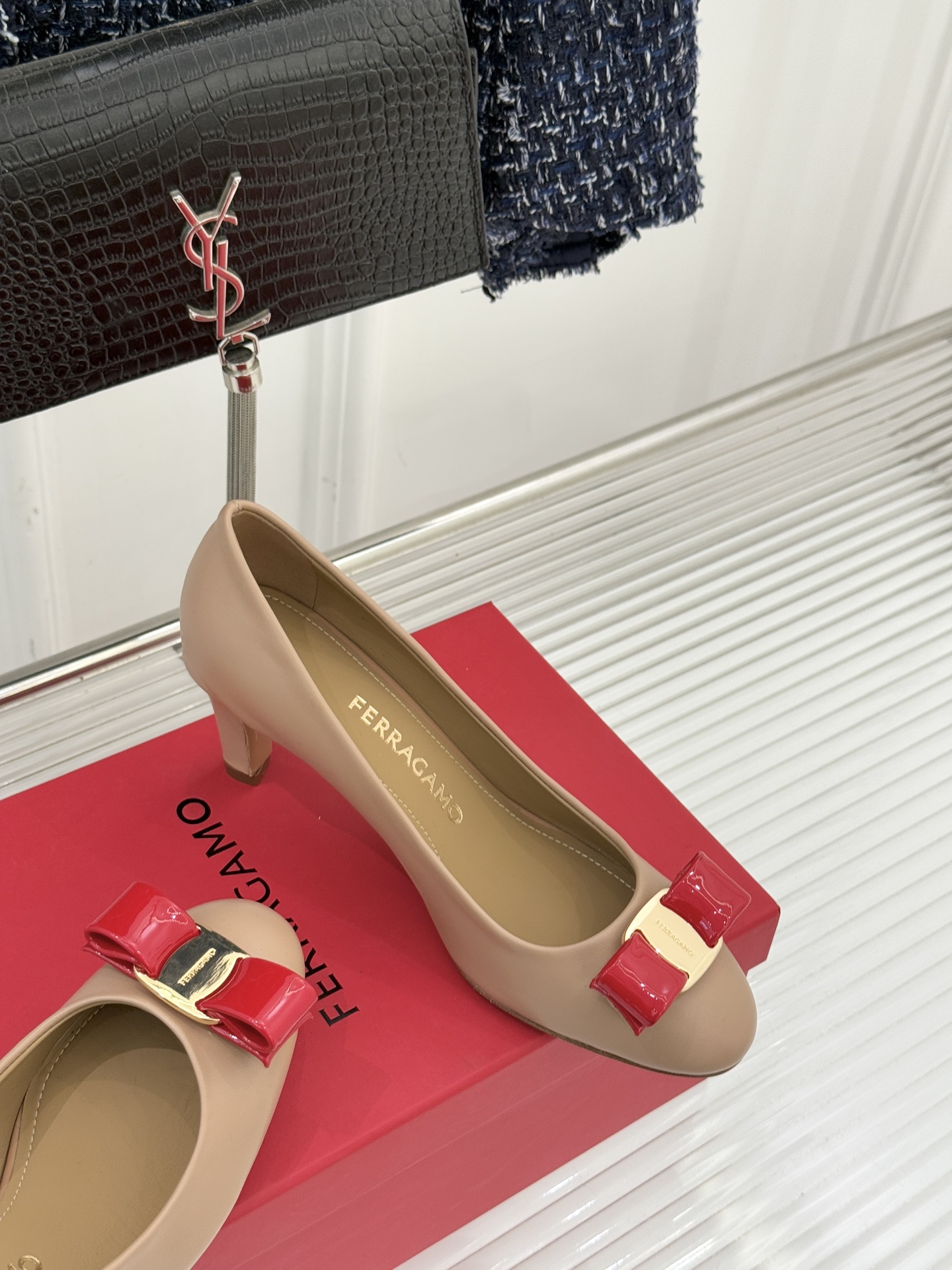 Ferragamo/菲拉格慕经典蝴蝶结漆皮高跟鞋意大利匠心淬炼的优雅图腾经典蝴蝶结漆皮高跟鞋演绎永恒魅力