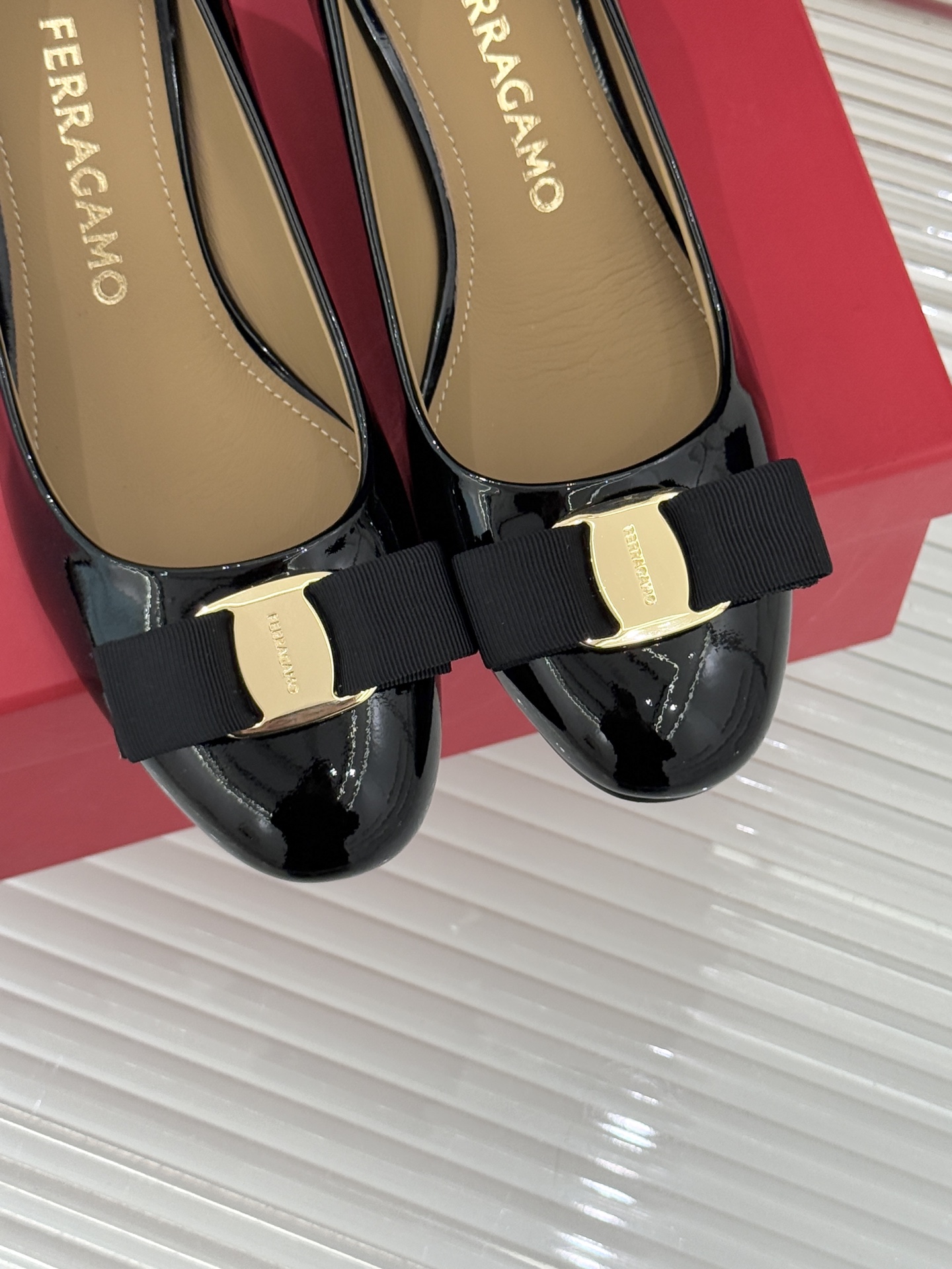 Ferragamo/菲拉格慕经典蝴蝶结漆皮高跟鞋意大利匠心淬炼的优雅图腾经典蝴蝶结漆皮高跟鞋演绎永恒魅力