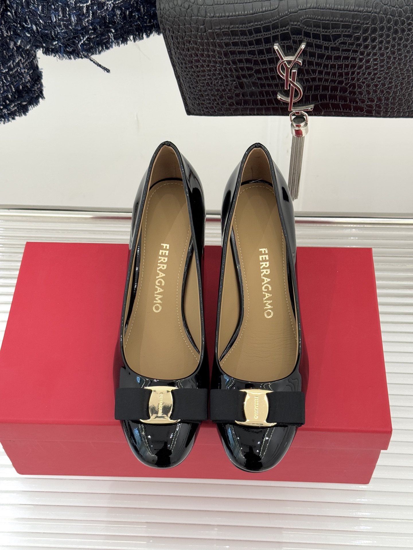 Ferragamo/菲拉格慕经典蝴蝶结漆皮高跟鞋意大利匠心淬炼的优雅图腾经典蝴蝶结漆皮高跟鞋演绎永恒魅力