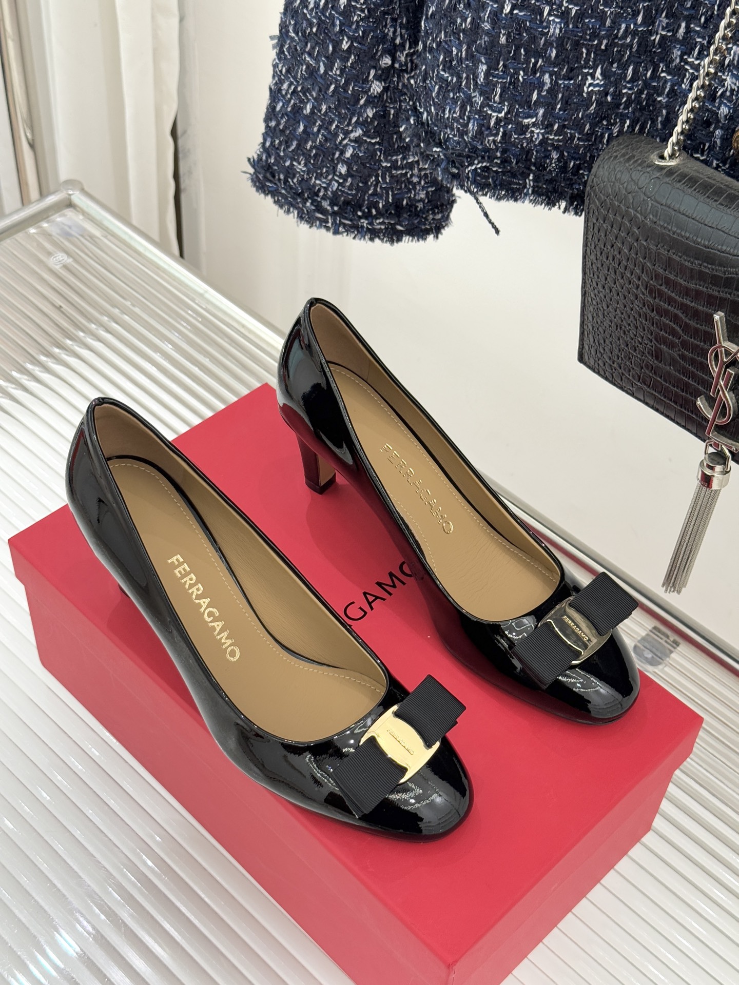 Ferragamo/菲拉格慕经典蝴蝶结漆皮高跟鞋意大利匠心淬炼的优雅图腾经典蝴蝶结漆皮高跟鞋演绎永恒魅力