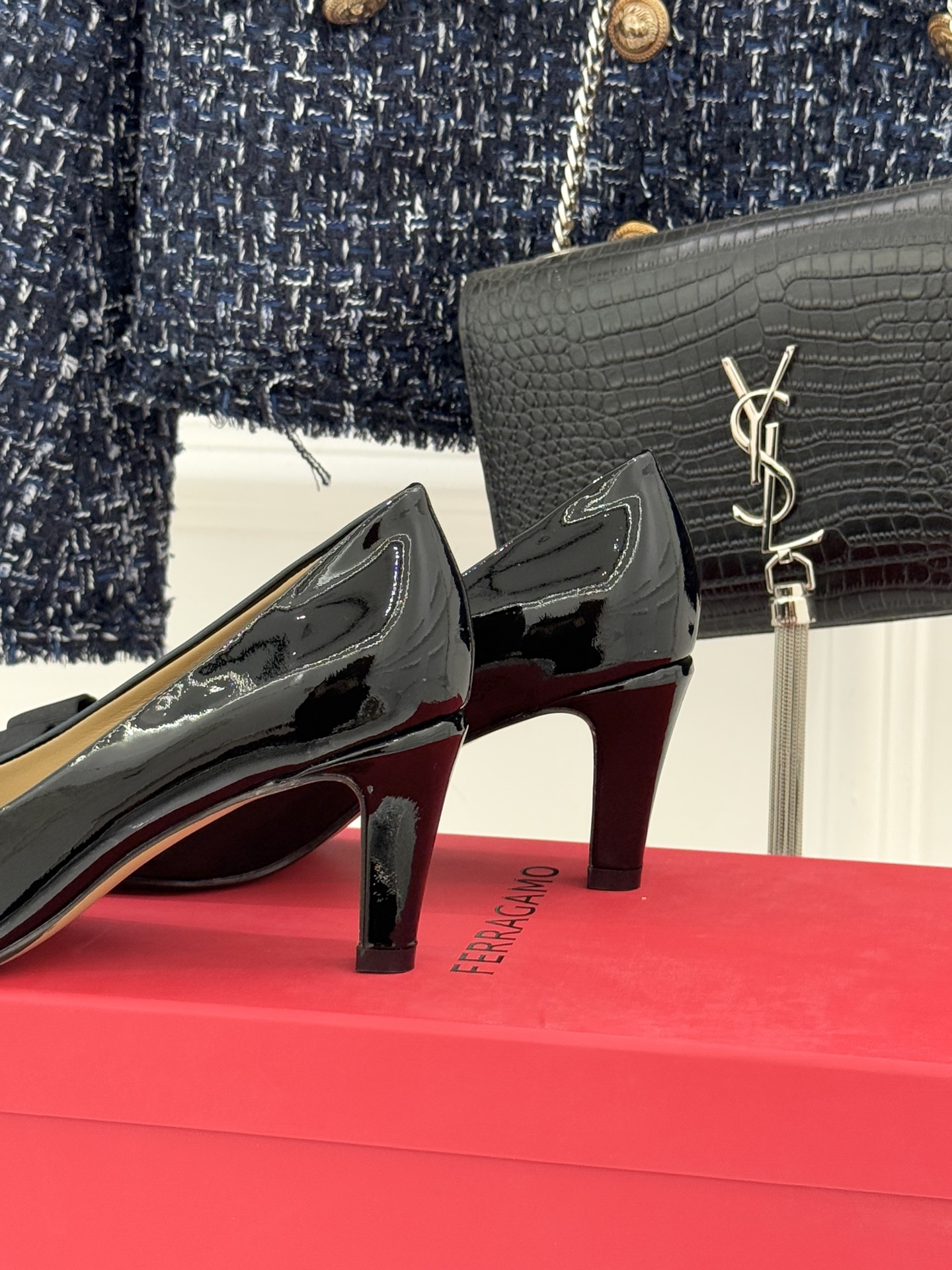 Ferragamo/菲拉格慕经典蝴蝶结漆皮高跟鞋意大利匠心淬炼的优雅图腾经典蝴蝶结漆皮高跟鞋演绎永恒魅力