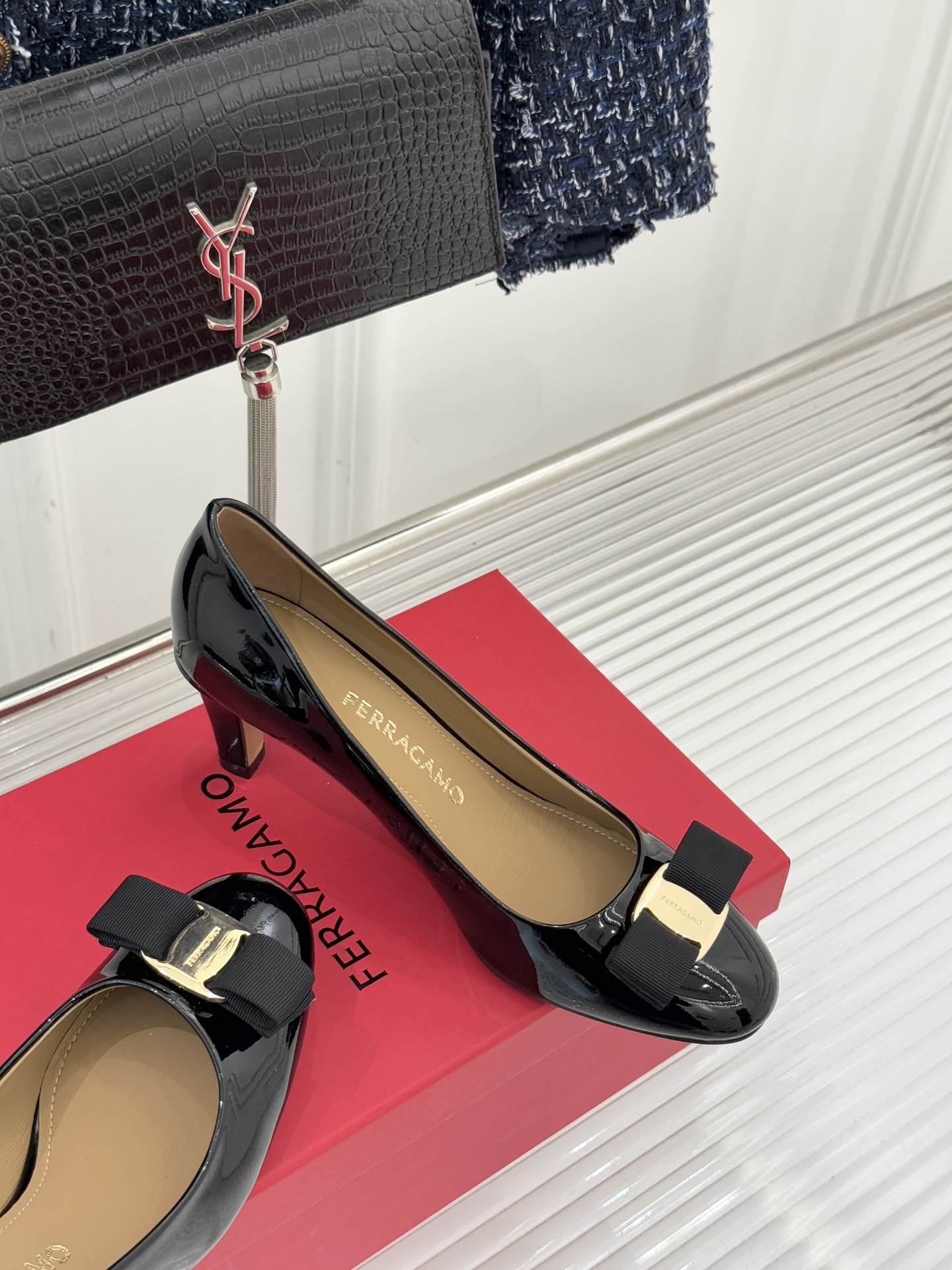 Ferragamo/菲拉格慕经典蝴蝶结漆皮高跟鞋意大利匠心淬炼的优雅图腾经典蝴蝶结漆皮高跟鞋演绎永恒魅力