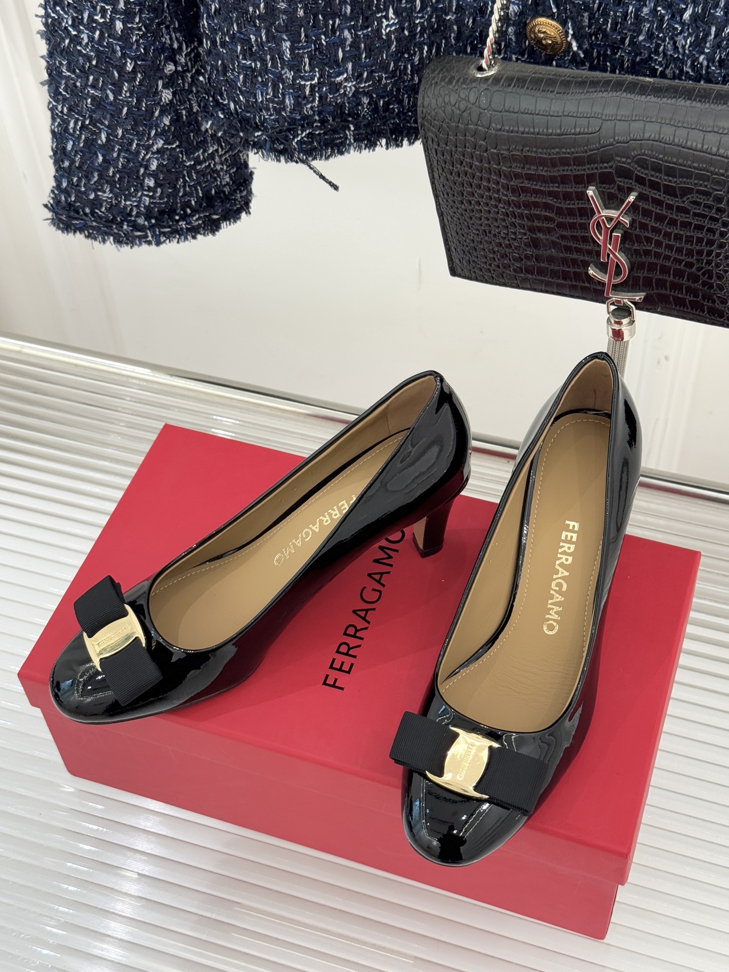 Ferragamo/菲拉格慕经典蝴蝶结漆皮高跟鞋意大利匠心淬炼的优雅图腾经典蝴蝶结漆皮高跟鞋演绎永恒魅力