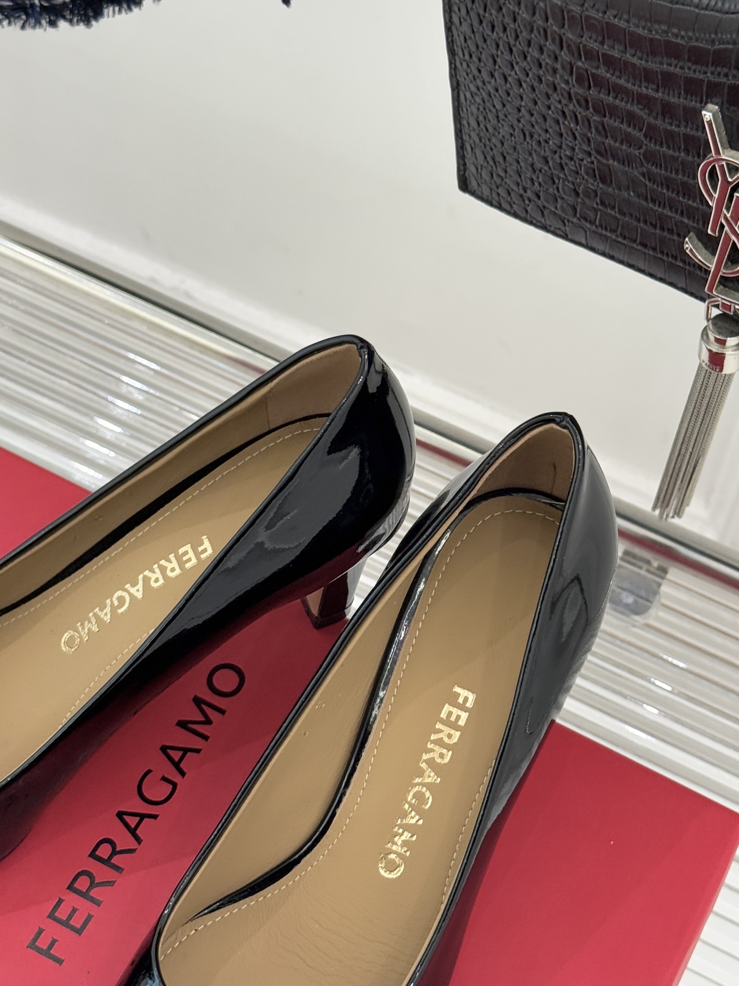 Ferragamo/菲拉格慕经典蝴蝶结漆皮高跟鞋意大利匠心淬炼的优雅图腾经典蝴蝶结漆皮高跟鞋演绎永恒魅力