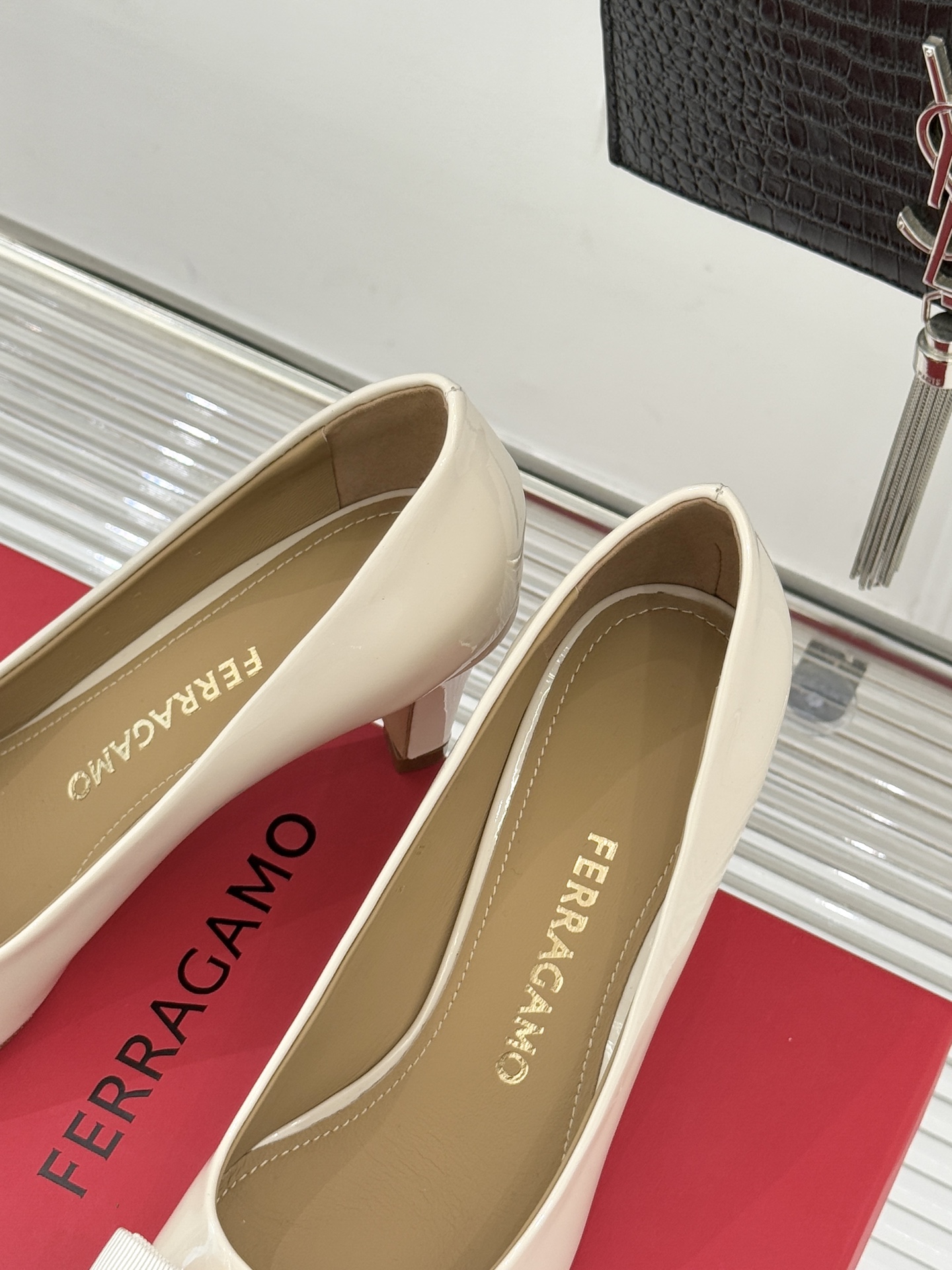 Ferragamo/菲拉格慕经典蝴蝶结漆皮高跟鞋意大利匠心淬炼的优雅图腾经典蝴蝶结漆皮高跟鞋演绎永恒魅力