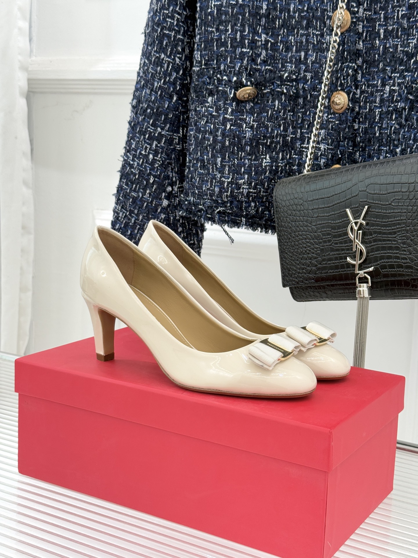 NO:721522,Ferragamo/Ferragamo classic bow patent leather high heels, an elegant totem tempered by Italian craftsmanship. Classic bow patent leather high heels demonstrate eternal charm. High-gloss patent leather is selected and triple hand-polished. 7 hand-folded and shaped grosgrain bows on the toe. Decorated with a metal nameplate engraved with the brand logo. It is both a classic symbol born in 1978 and a symbol of femininity. The golden proportion of the heel is ergonomic and the rounded toe modifies the foot shape.  The U-shaped shoe opening extends the leg line, and the classic color matching is suitable for workplace commuting and dinner socializing. From meetings and negotiations to candlelight dates, every step has both an upright posture and a comfortable experience, so that elegance does not need to be compromised. It has become a shoe cabinet collection that transcends time. The fabric is made of original custom patent leather, and the lining is made of mixed sheepskin. The Italian imported leather outsole size35-39 (customized at 40/41/42)  No. 81020260123, single shoes, ferragamo, ferragamo, high heels, sheepskin, gold, Leather soles19860909Ferragamo/菲拉格慕经典蝴蝶结 漆皮高跟鞋 意大利匠心淬炼的优雅图腾 经典蝴蝶结漆皮高跟鞋演绎永恒魅力 甄选高光漆皮经三重手工抛光 鞋头7道手工折叠定型的罗缎蝴蝶结 缀以镌刻品牌标识的金属铭牌 既是1978年诞生的经典符号 亦是柔美元气的象征. 黄金比例鞋跟契合人体工学 圆润鞋头修饰脚型 U型鞋口延伸腿部线条 经典配色适配职场通勤与晚宴社交. 从会议谈判到烛光约会 每一步都兼具挺拔姿态与舒适体验 让优雅无需妥协 成为跨越时光的鞋柜珍藏. 面料采用原版定制漆皮 内里踮脚均为混种羊皮 意大利进口真皮大底 size35-39（40/41/42定制） 编号81020260123,单鞋,ferragamo,ferragamo,high heels,sheepskin,gold,Leather soles,Women's Shoes