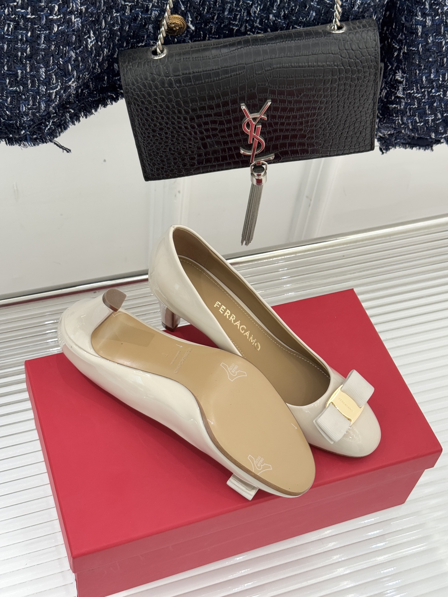 Ferragamo/菲拉格慕经典蝴蝶结漆皮高跟鞋意大利匠心淬炼的优雅图腾经典蝴蝶结漆皮高跟鞋演绎永恒魅力