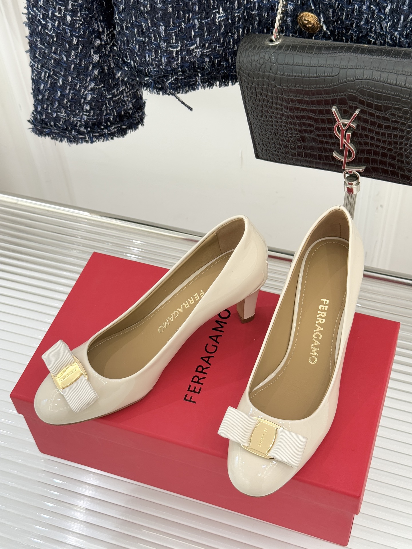 Ferragamo/菲拉格慕经典蝴蝶结漆皮高跟鞋意大利匠心淬炼的优雅图腾经典蝴蝶结漆皮高跟鞋演绎永恒魅力