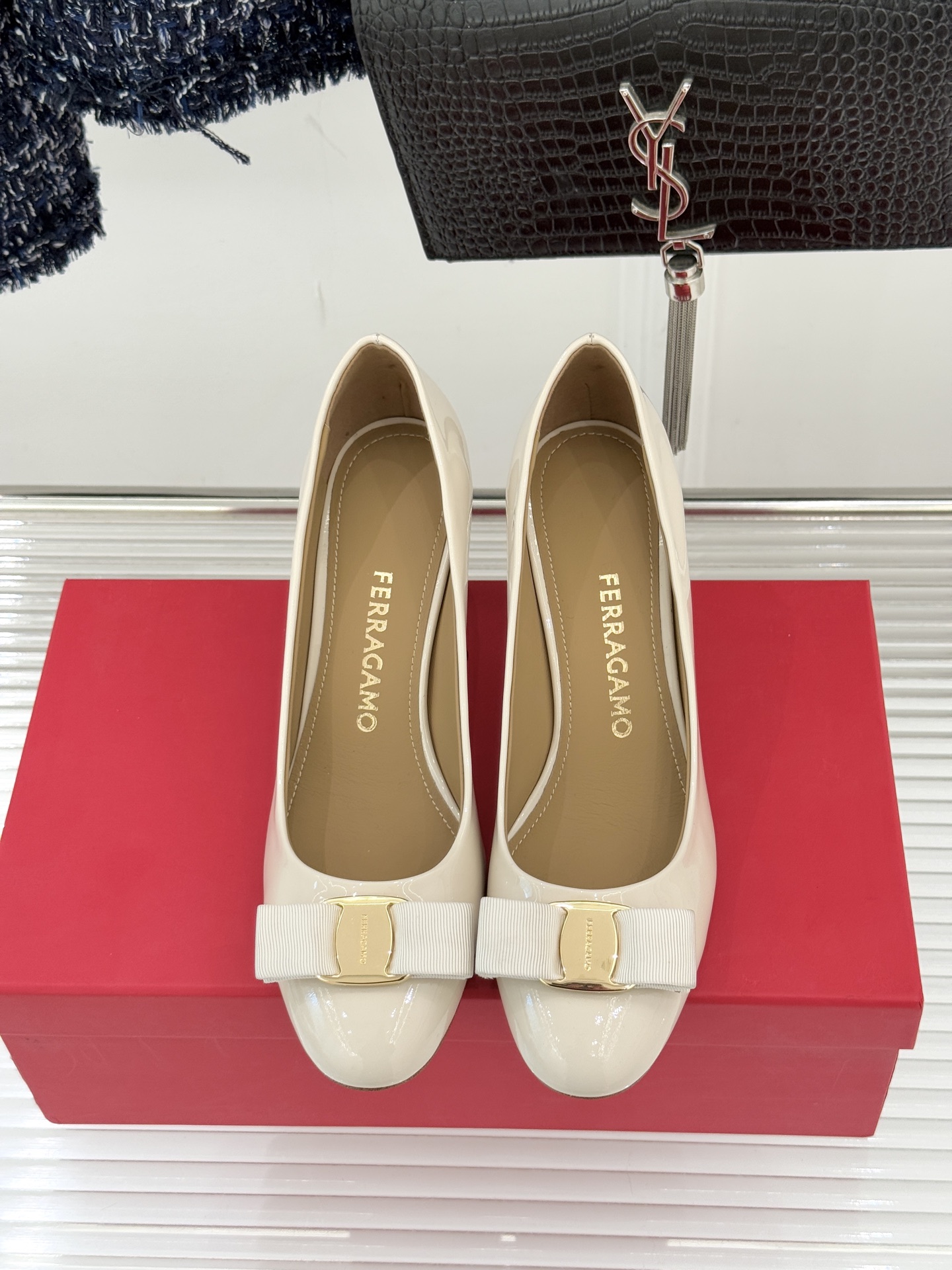 Ferragamo/菲拉格慕经典蝴蝶结漆皮高跟鞋意大利匠心淬炼的优雅图腾经典蝴蝶结漆皮高跟鞋演绎永恒魅力