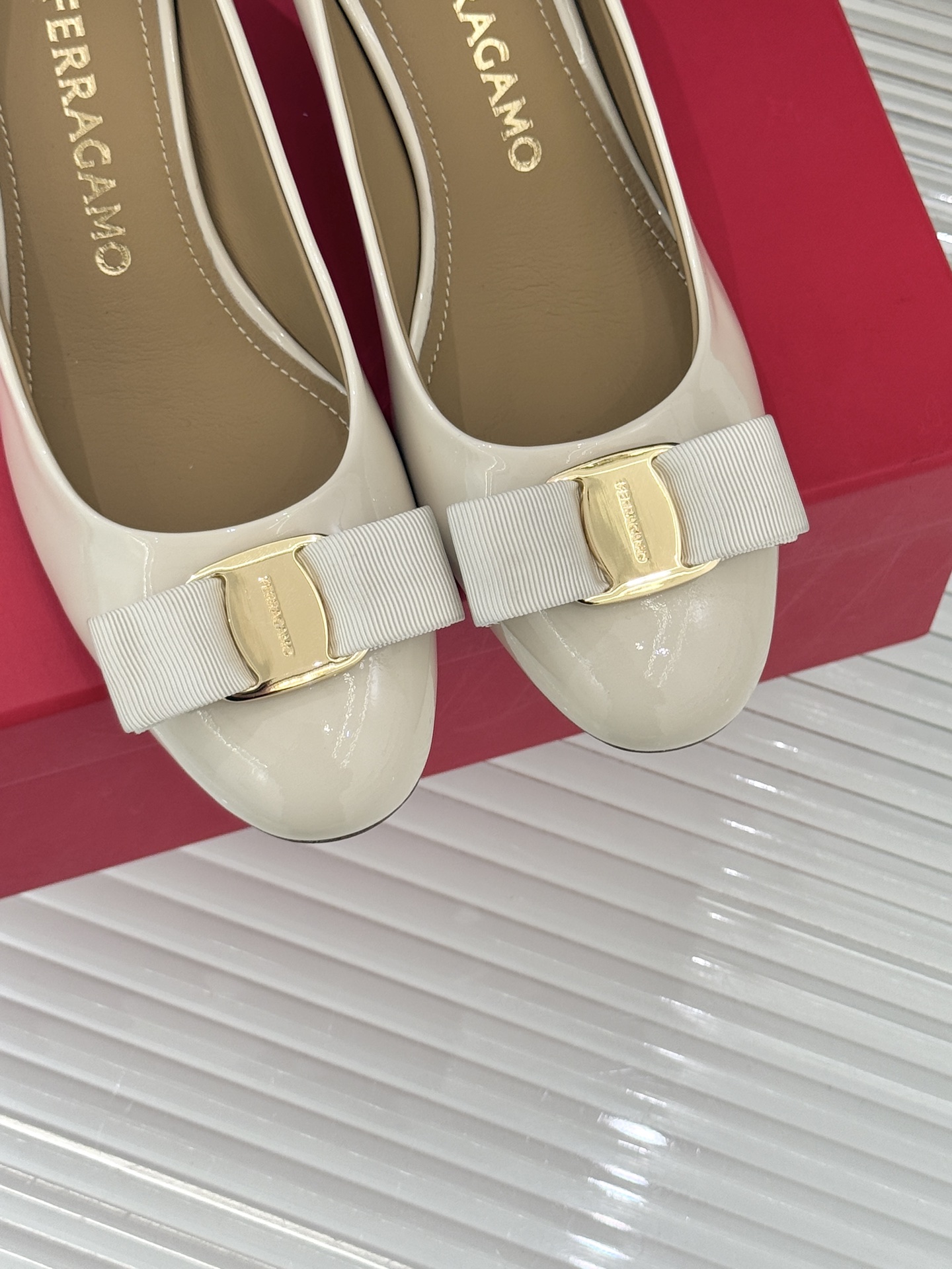 Ferragamo/菲拉格慕经典蝴蝶结漆皮高跟鞋意大利匠心淬炼的优雅图腾经典蝴蝶结漆皮高跟鞋演绎永恒魅力