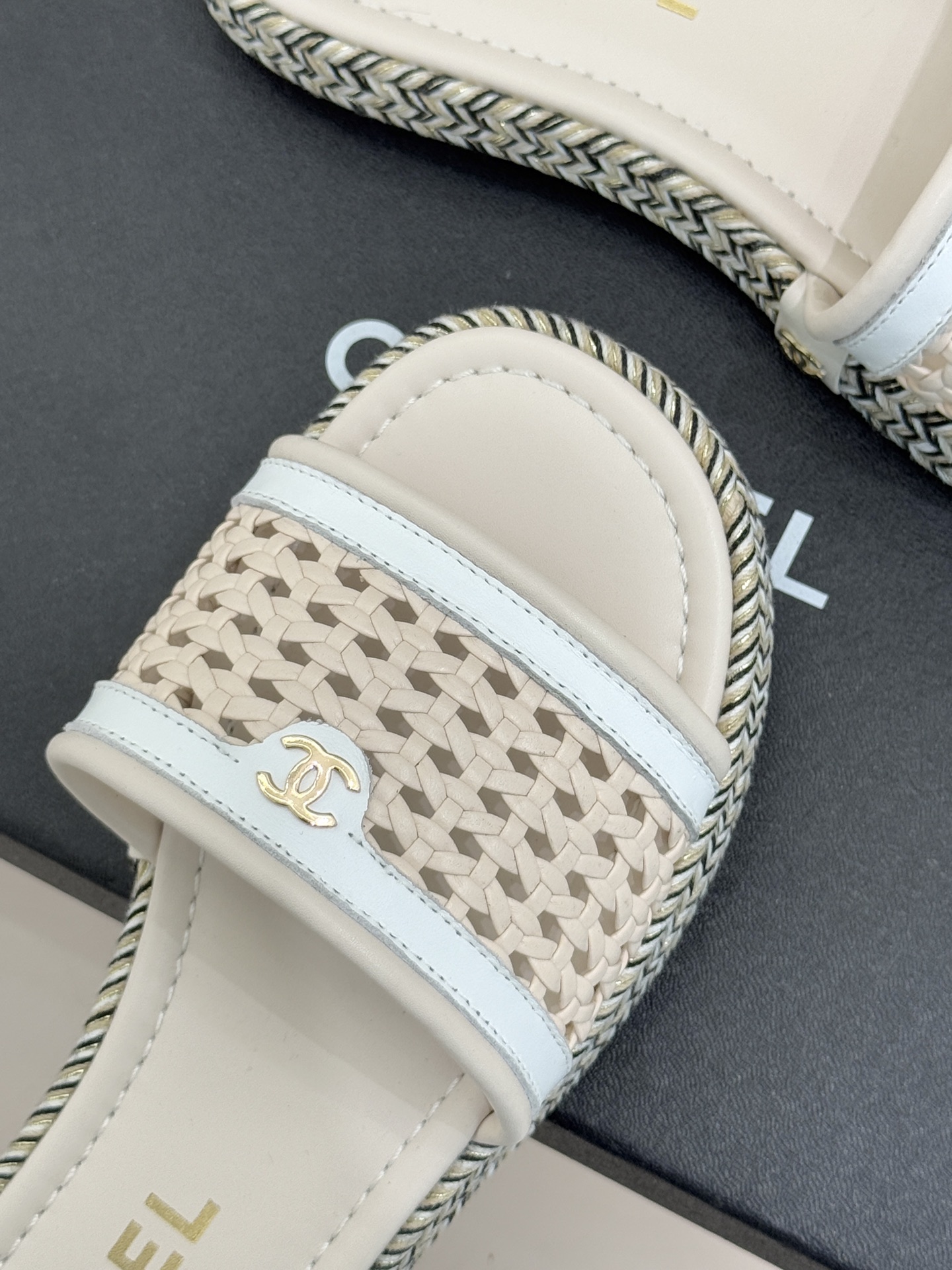 CHANE*｜小香经典双C镂空编织麻绳底拖鞋法式慵懒与经典奢感的完美邂逅这双拖鞋解锁春夏格调密码。意大利