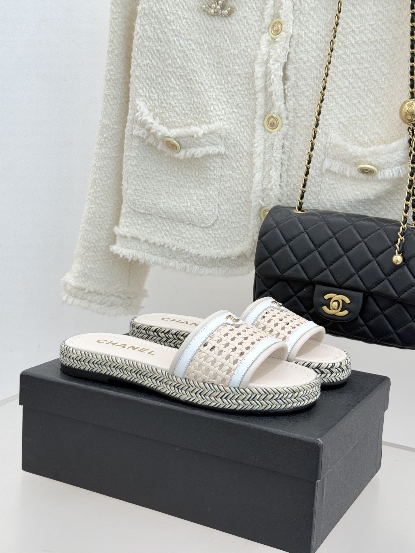 CHANE*｜小香经典双C镂空编织麻绳底拖鞋法式慵懒与经典奢感的完美邂逅这双拖鞋解锁春夏格调密码。意大利