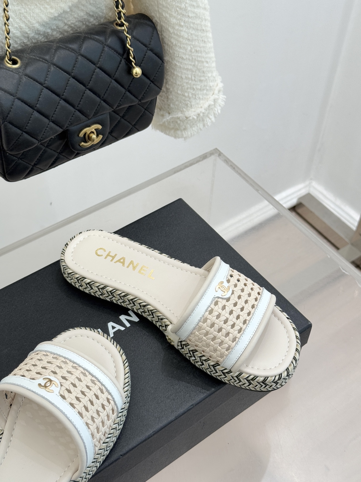 CHANE*｜小香经典双C镂空编织麻绳底拖鞋法式慵懒与经典奢感的完美邂逅这双拖鞋解锁春夏格调密码。意大利