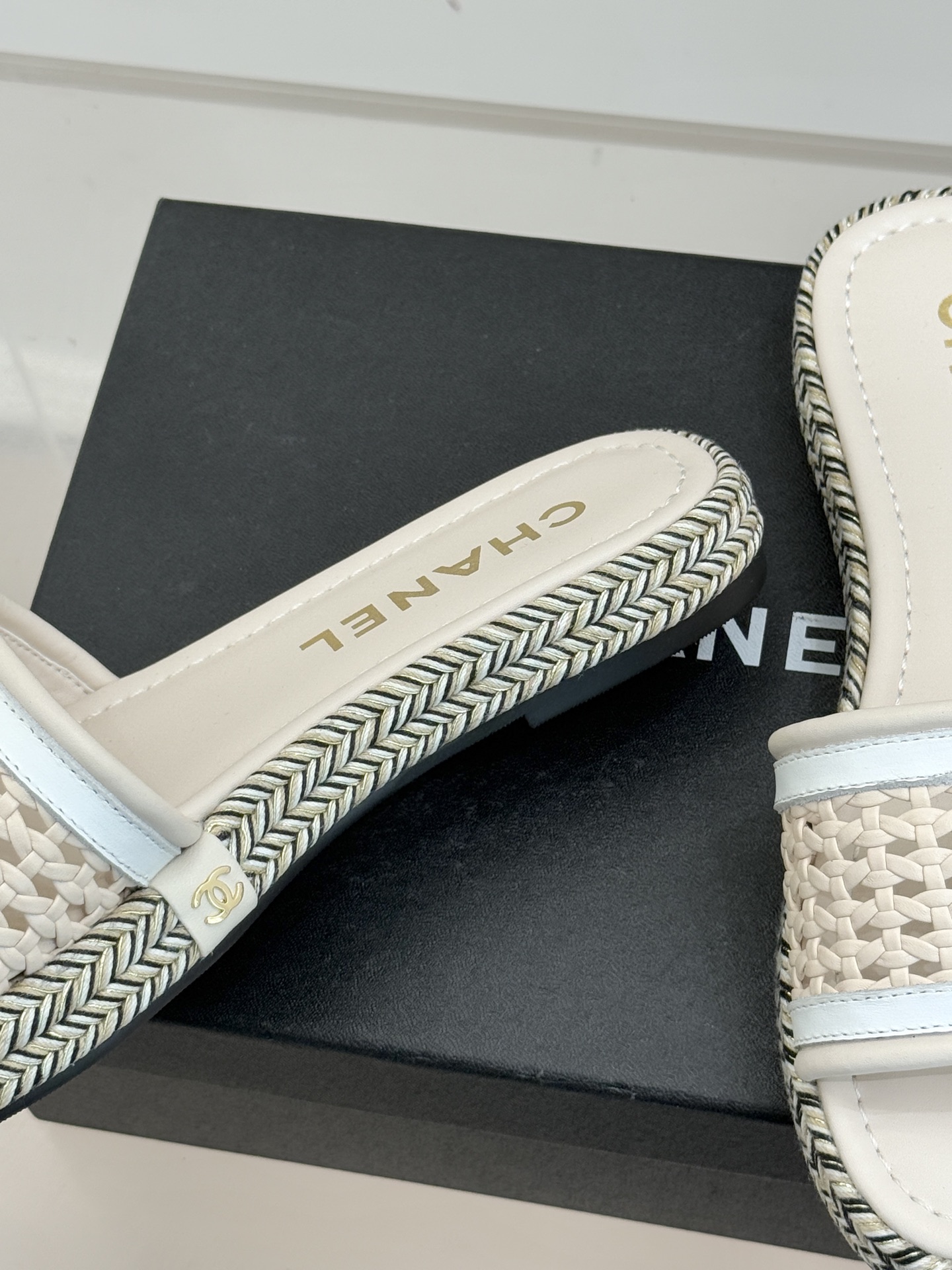 CHANE*｜小香经典双C镂空编织麻绳底拖鞋法式慵懒与经典奢感的完美邂逅这双拖鞋解锁春夏格调密码。意大利