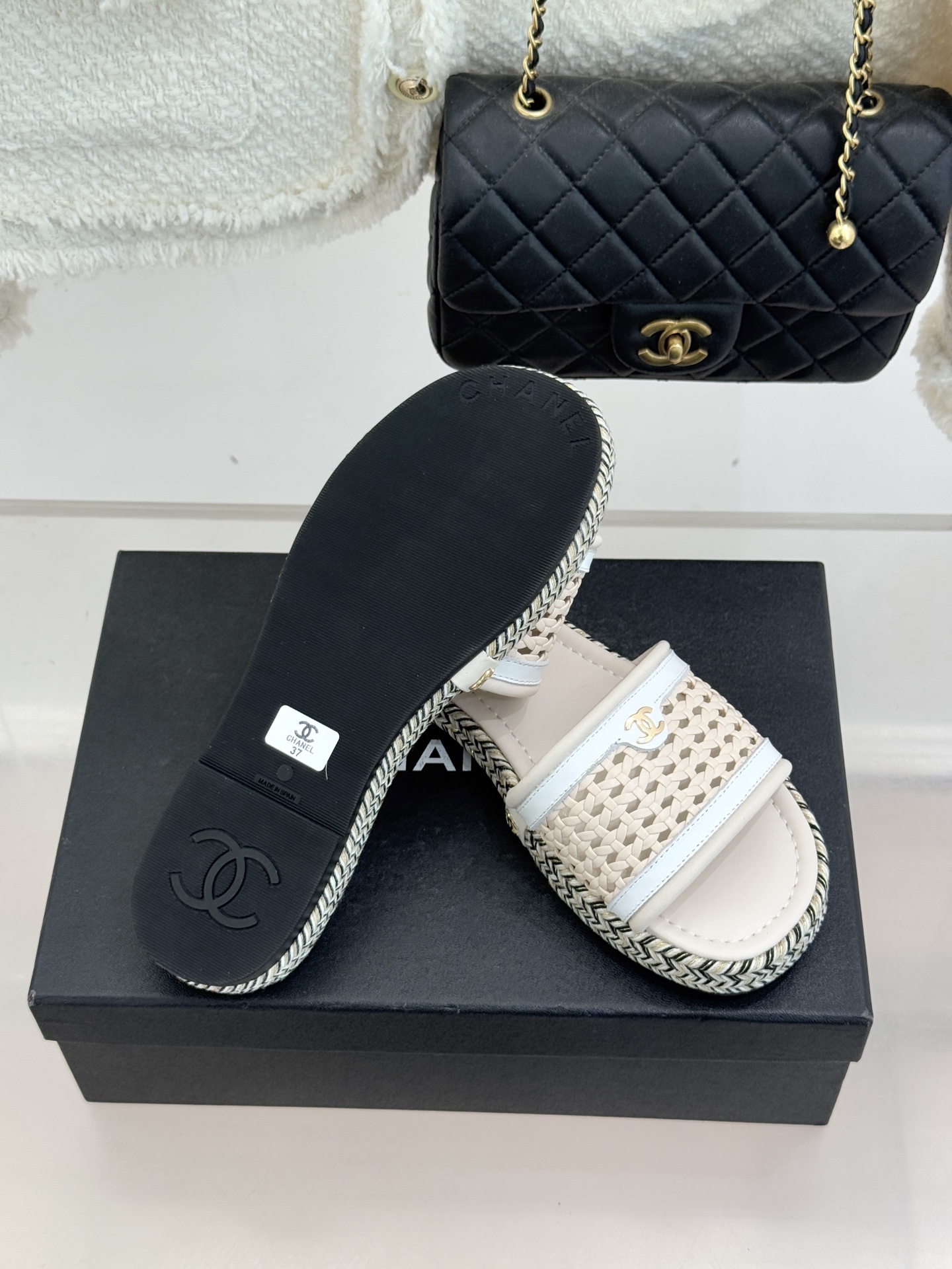 CHANE*｜小香经典双C镂空编织麻绳底拖鞋法式慵懒与经典奢感的完美邂逅这双拖鞋解锁春夏格调密码。意大利