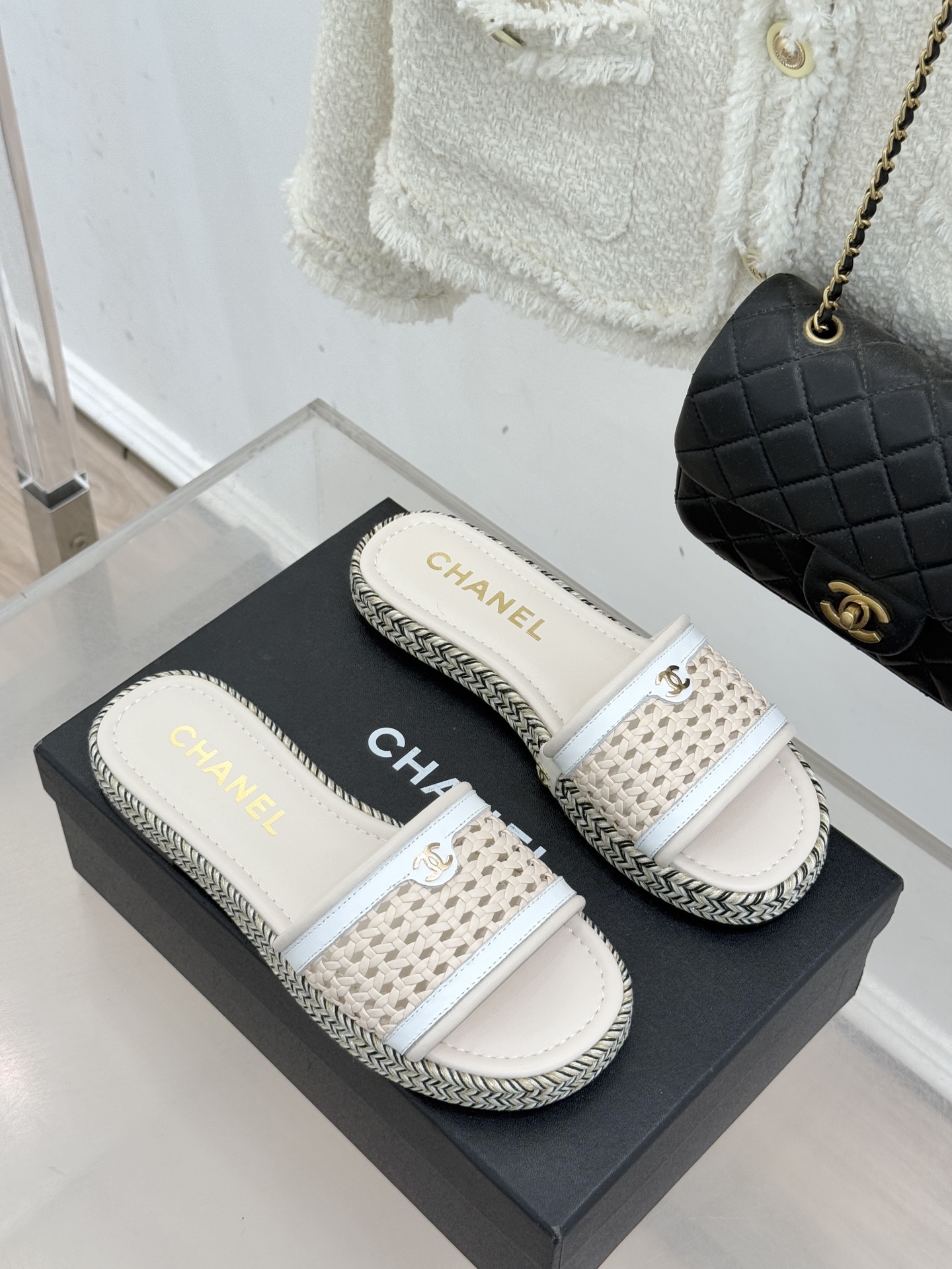 CHANE*｜小香经典双C镂空编织麻绳底拖鞋法式慵懒与经典奢感的完美邂逅这双拖鞋解锁春夏格调密码。意大利