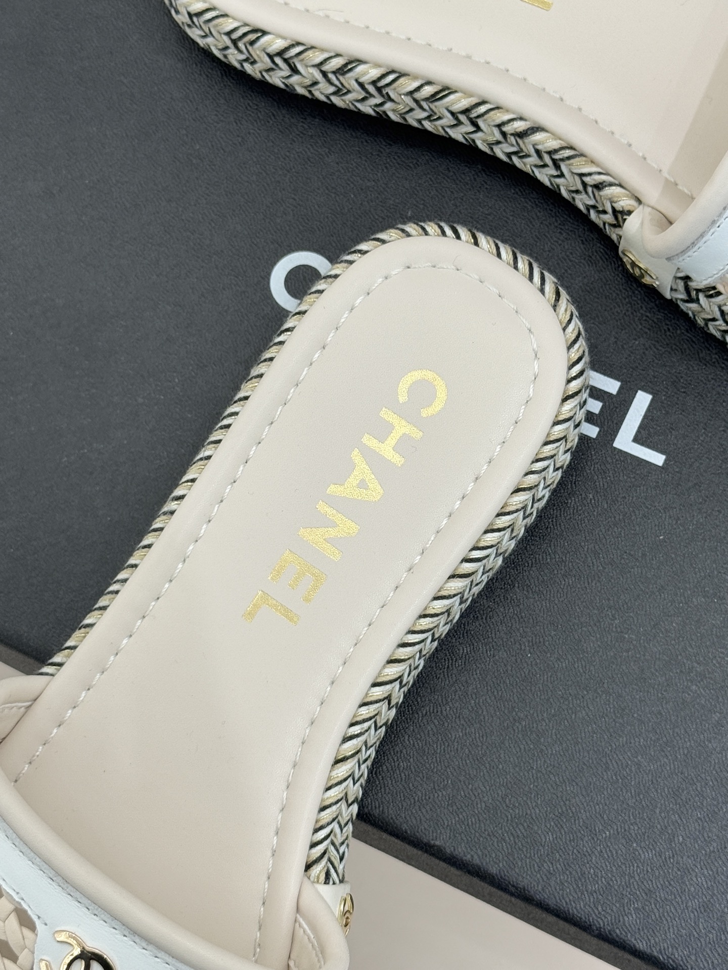 CHANE*｜小香经典双C镂空编织麻绳底拖鞋法式慵懒与经典奢感的完美邂逅这双拖鞋解锁春夏格调密码。意大利