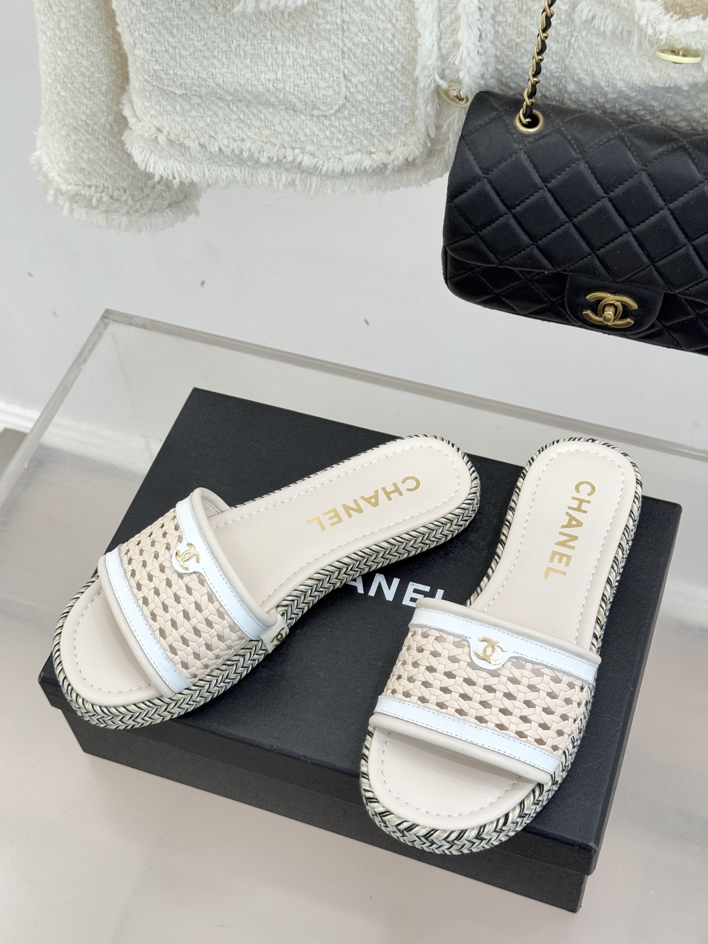 CHANE*｜小香经典双C镂空编织麻绳底拖鞋法式慵懒与经典奢感的完美邂逅这双拖鞋解锁春夏格调密码。意大利