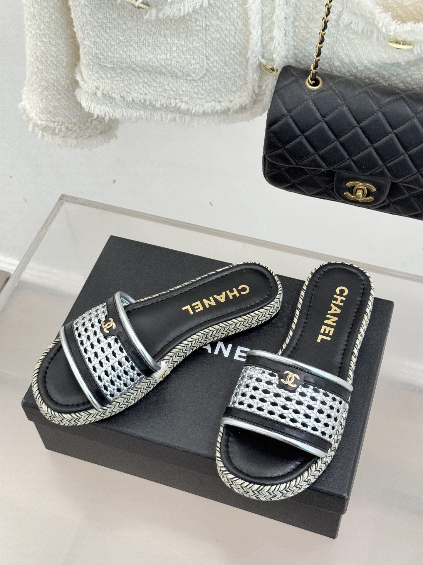 CHANE*｜小香经典双C镂空编织麻绳底拖鞋法式慵懒与经典奢感的完美邂逅这双拖鞋解锁春夏格调密码。意大利