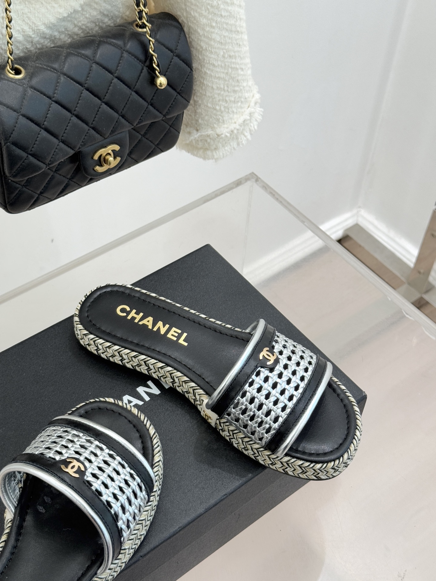 CHANE*｜小香经典双C镂空编织麻绳底拖鞋法式慵懒与经典奢感的完美邂逅这双拖鞋解锁春夏格调密码。意大利